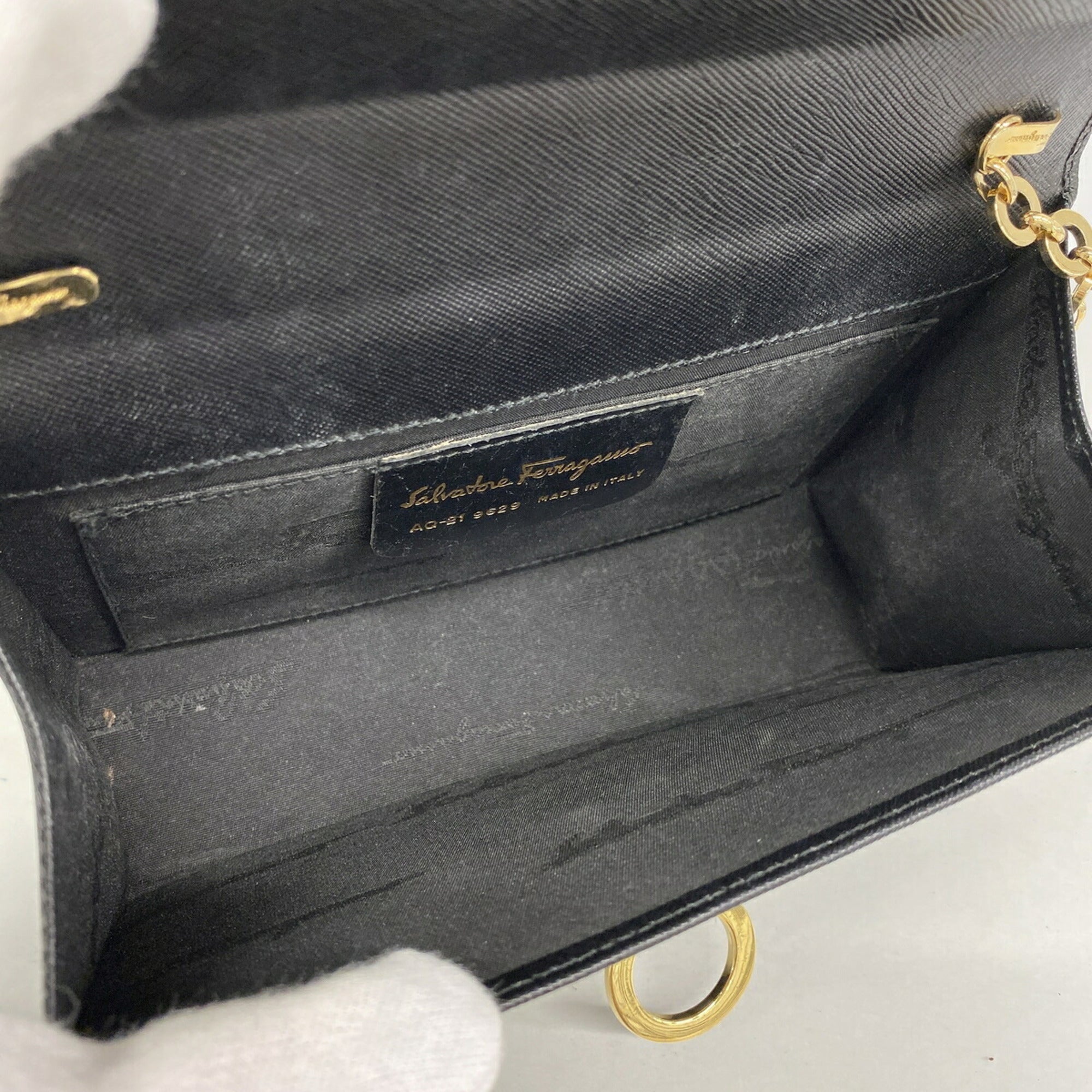 Salvatore Ferragamo Black Leather Shoulder Bag (Pre-Owned)
