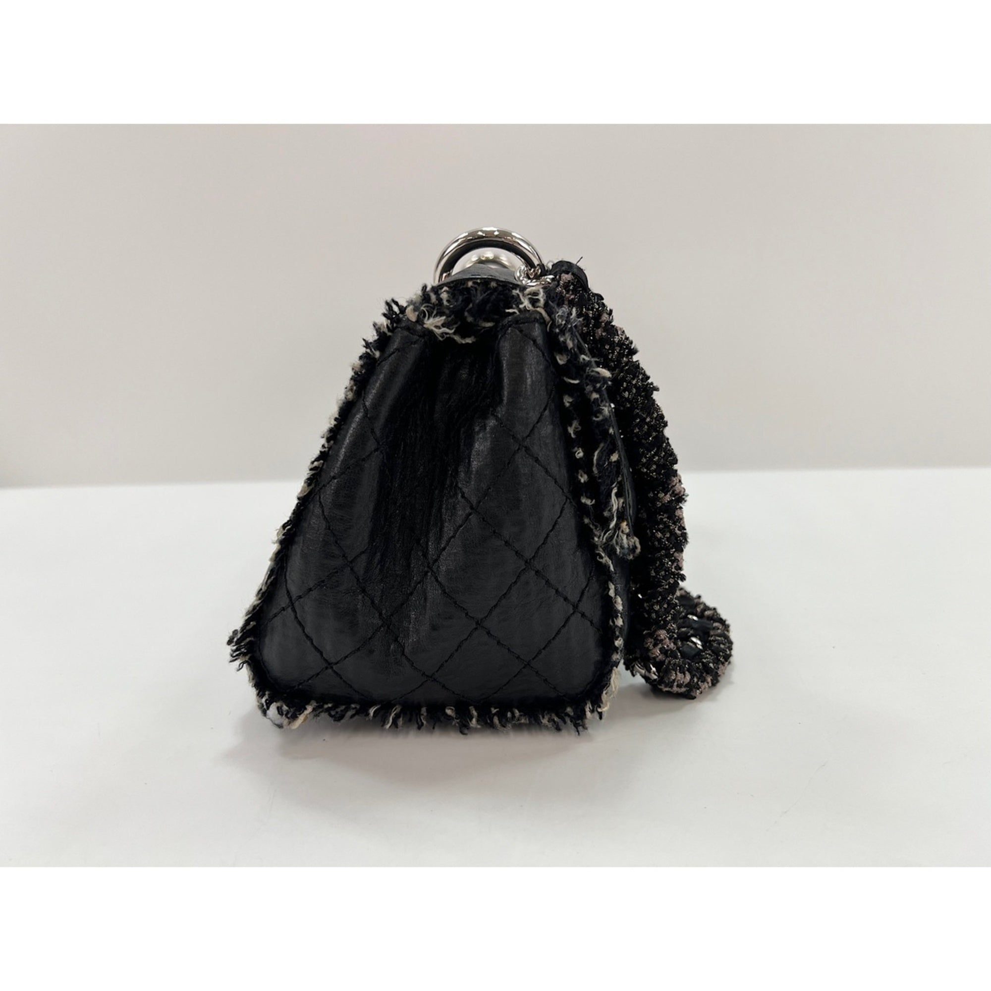 Chanel Black Shoulder Bag (Pre-Owned)