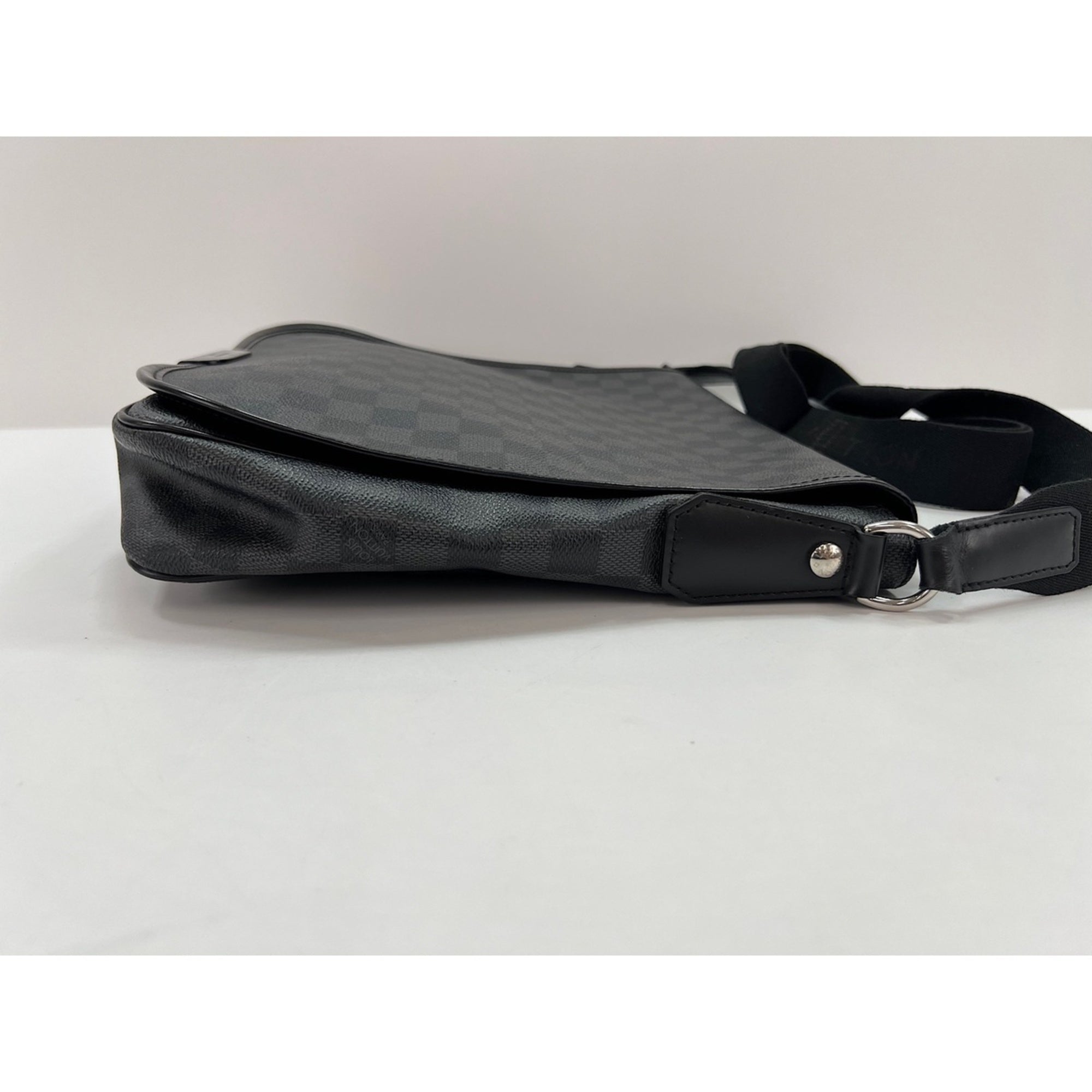 Louis Vuitton Black Shoulder Bag (Pre-Owned)