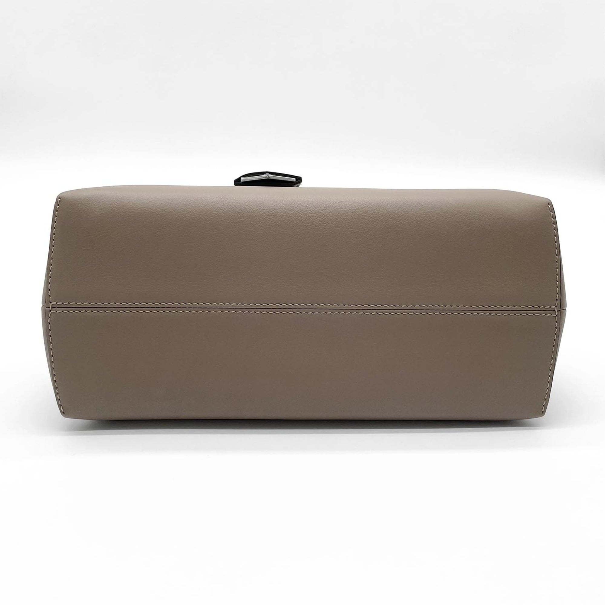 Fendi Beige Leather Shoulder Bag (Pre-Owned)