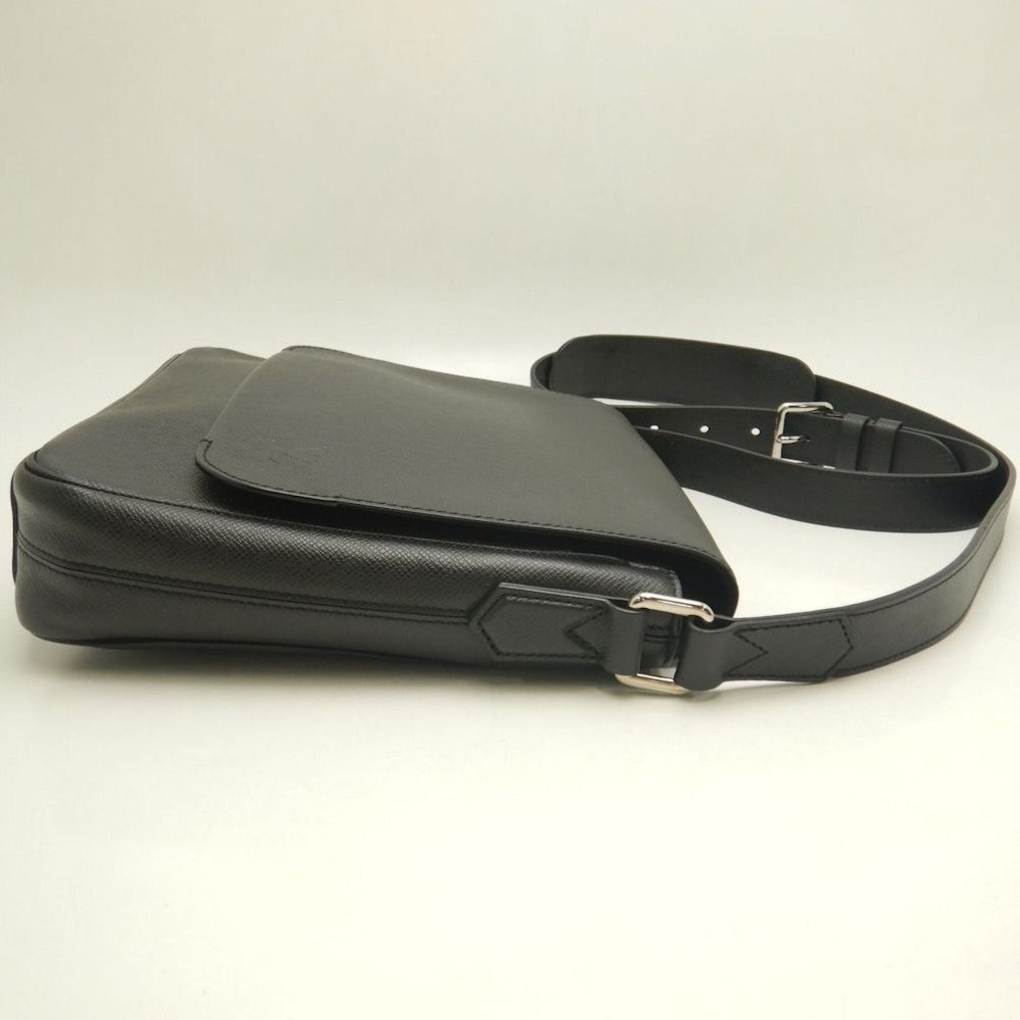 Louis Vuitton Noir Taiga Leather Shoulder Bag (Pre-Owned)