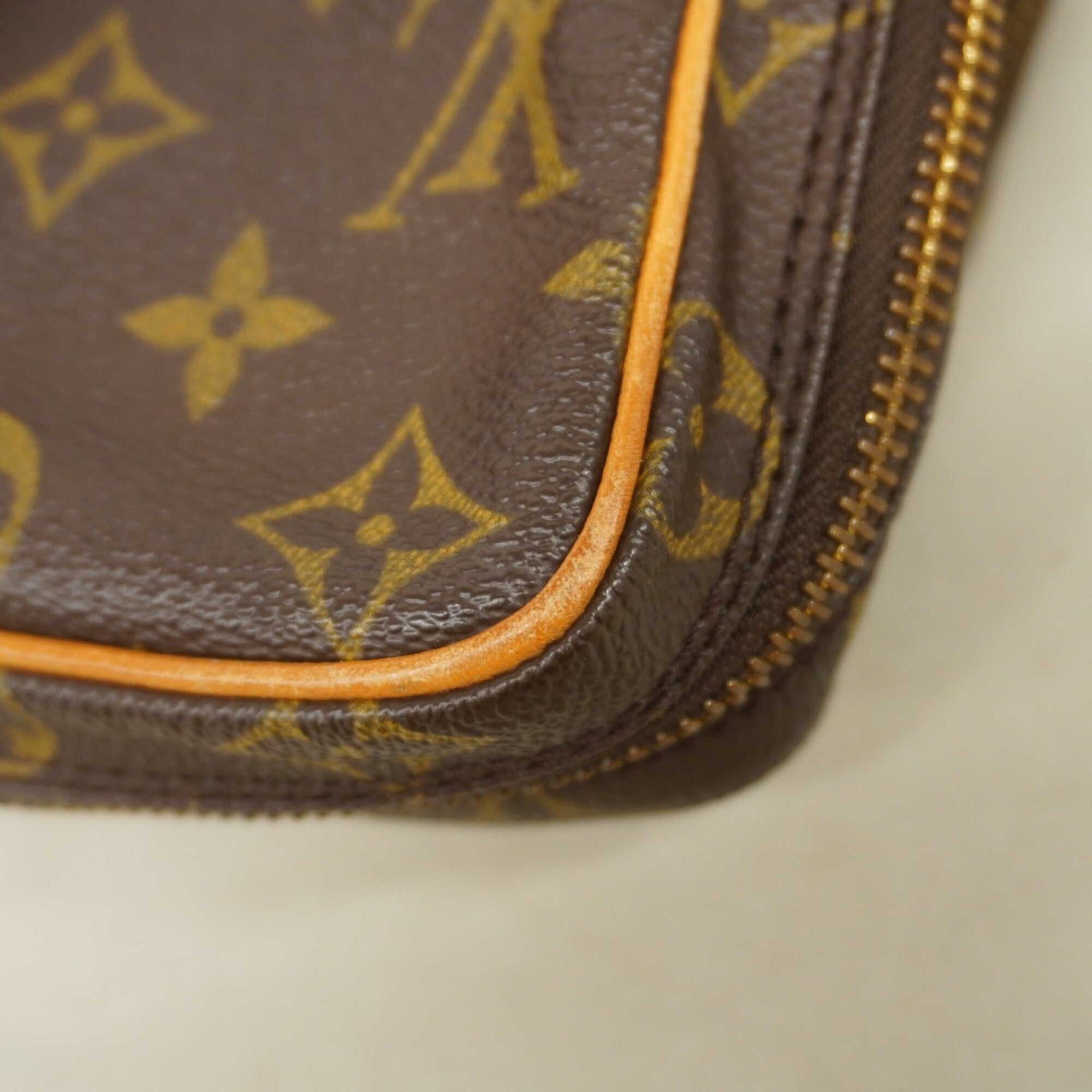 Louis Vuitton Brown Shoulder Bag (Pre-Owned)