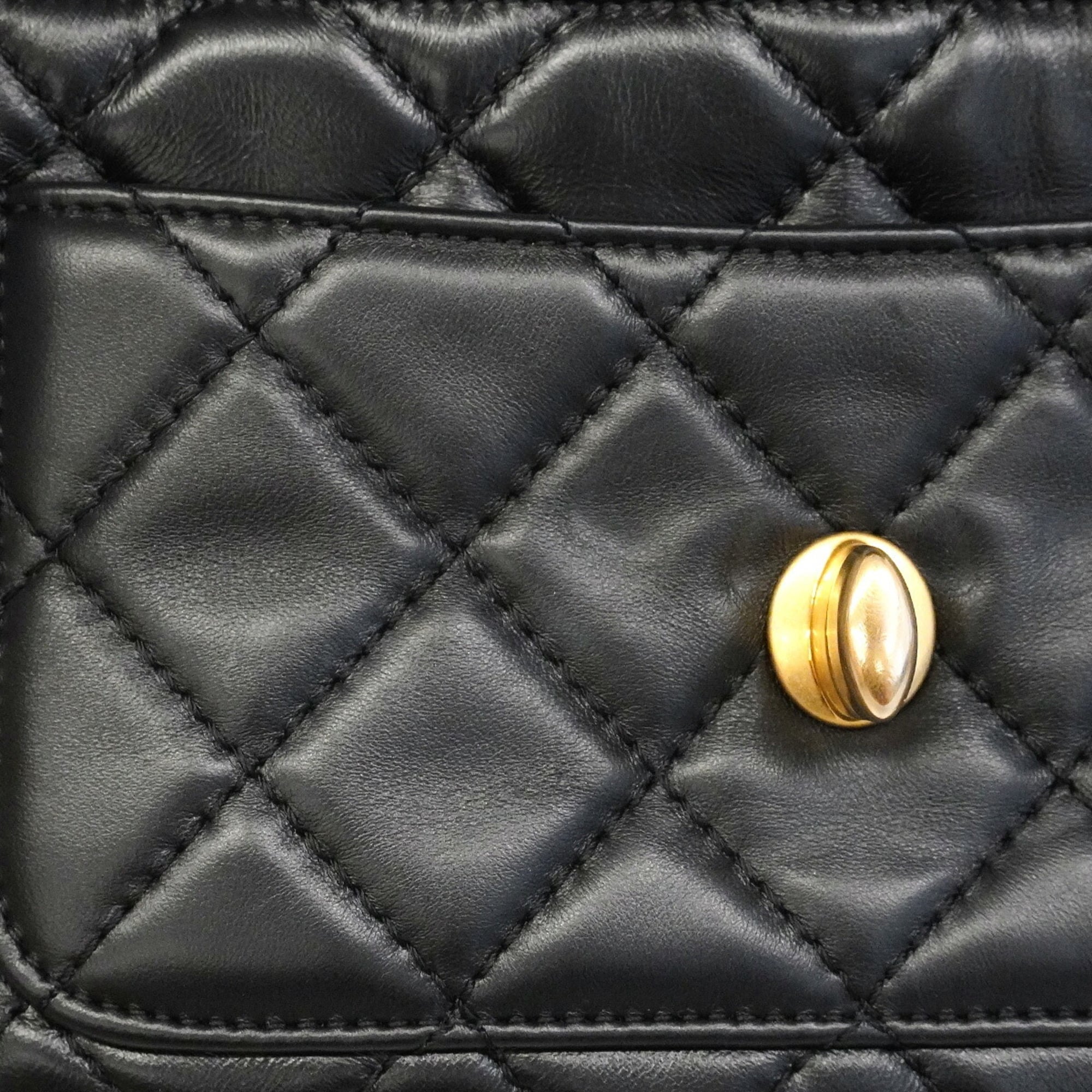 Chanel Black Leather Shoulder Bag (Pre-Owned)