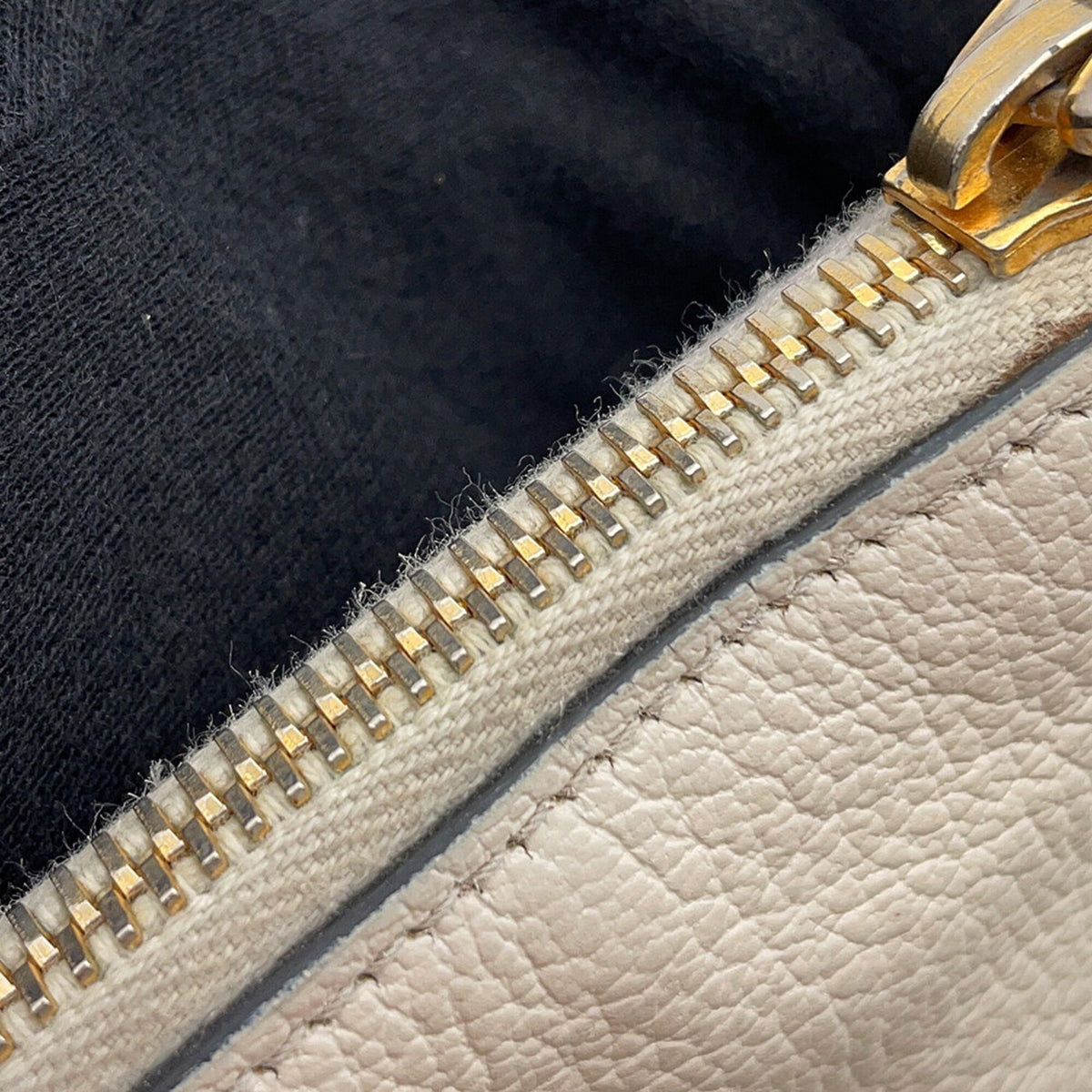 Miu Miu Gold White Leather Shoulder Bag (Pre-Owned)
