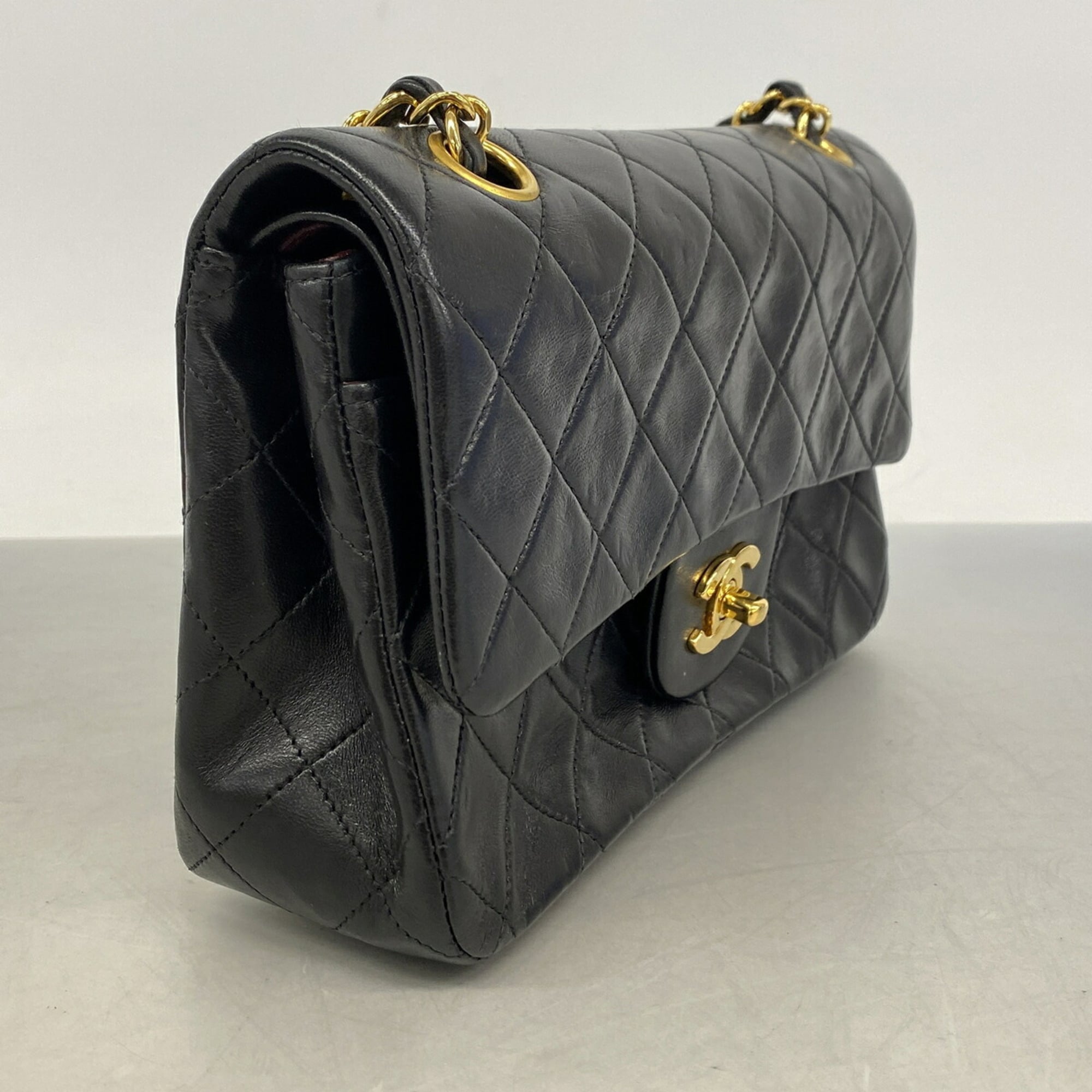 Chanel Black Leather Shoulder Bag (Pre-Owned)
