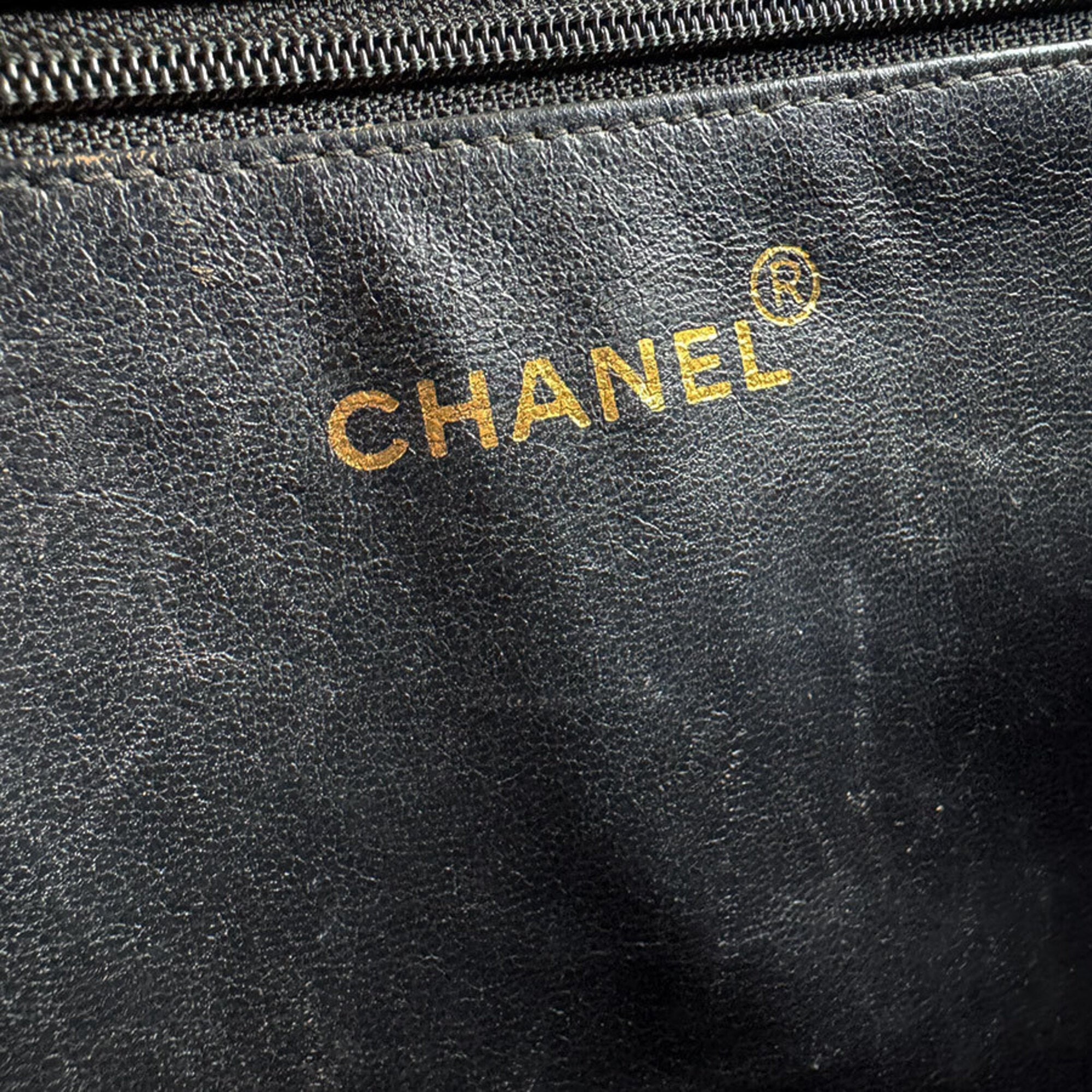 Chanel Black Grained Calfskin Shoulder Bag (Pre-Owned)