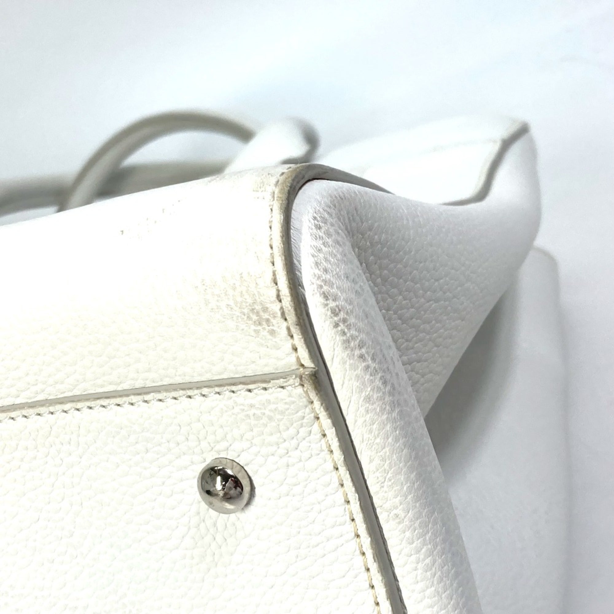 Chanel White Leather Handbag (Pre-Owned)
