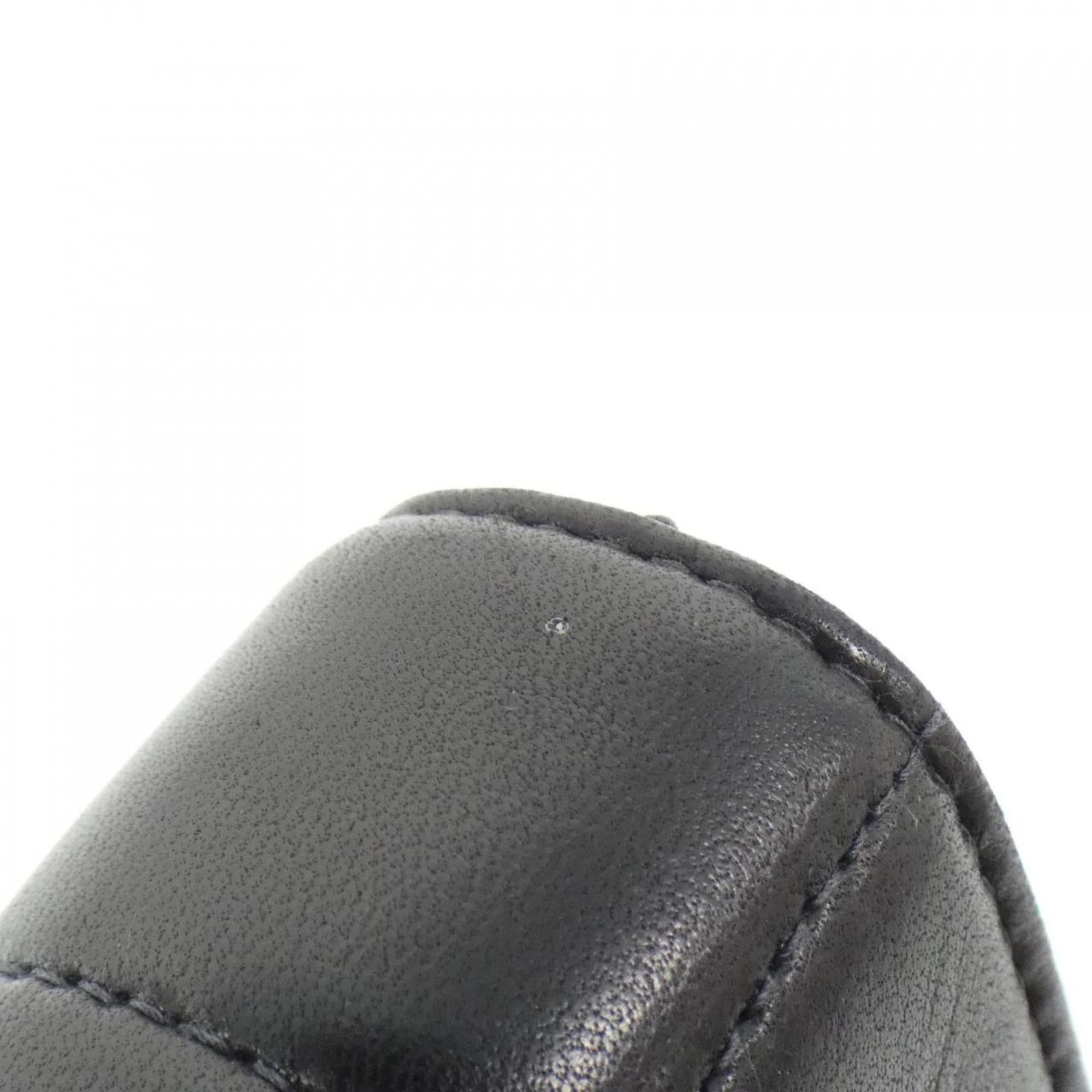 Chanel Black Leather Shoulder Bag (Pre-Owned)
