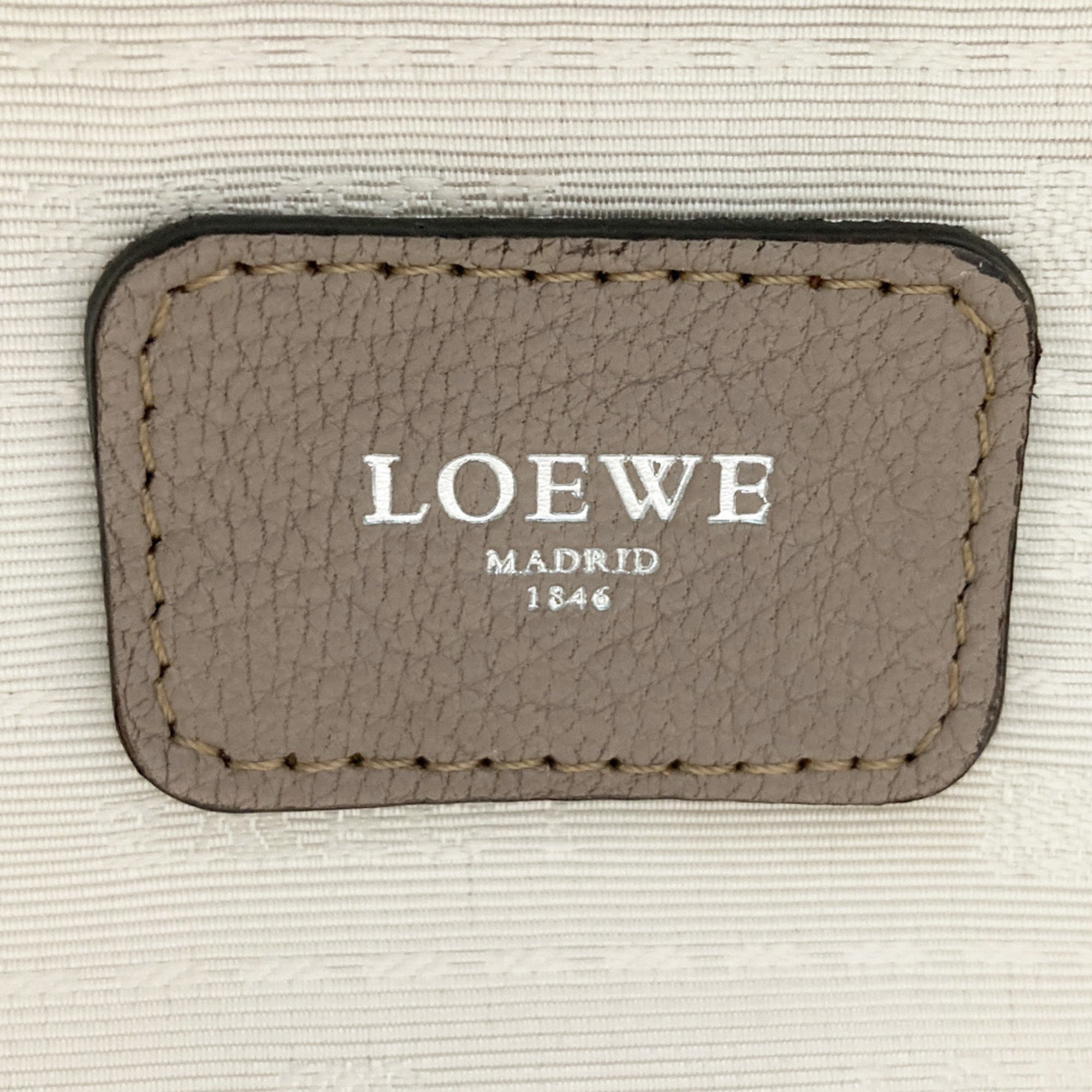 Loewe Grayish Leather Handbag (Pre-Owned)
