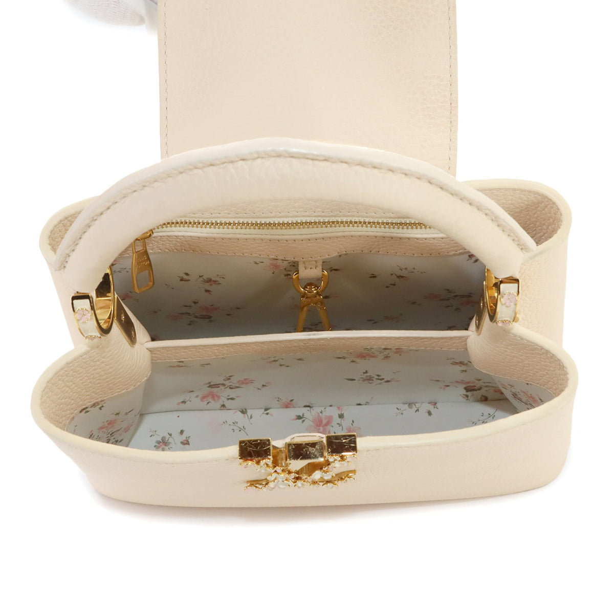 Louis Vuitton Capucines Light Beige Handbag (Pre-Owned)