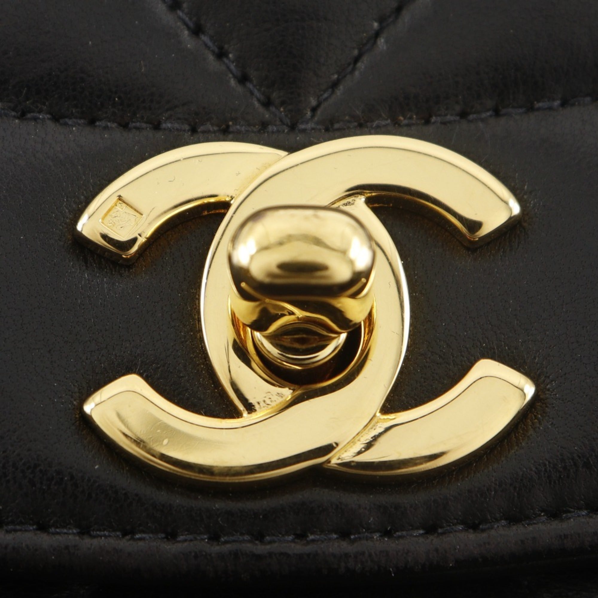 Chanel Matelasse Black Leather Shoulder Bag (Pre-Owned)