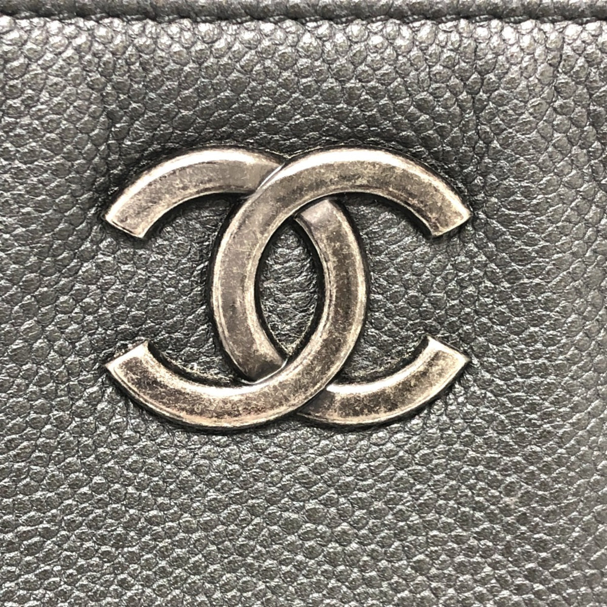 Chanel Black Leather Shoulder Bag (Pre-Owned)
