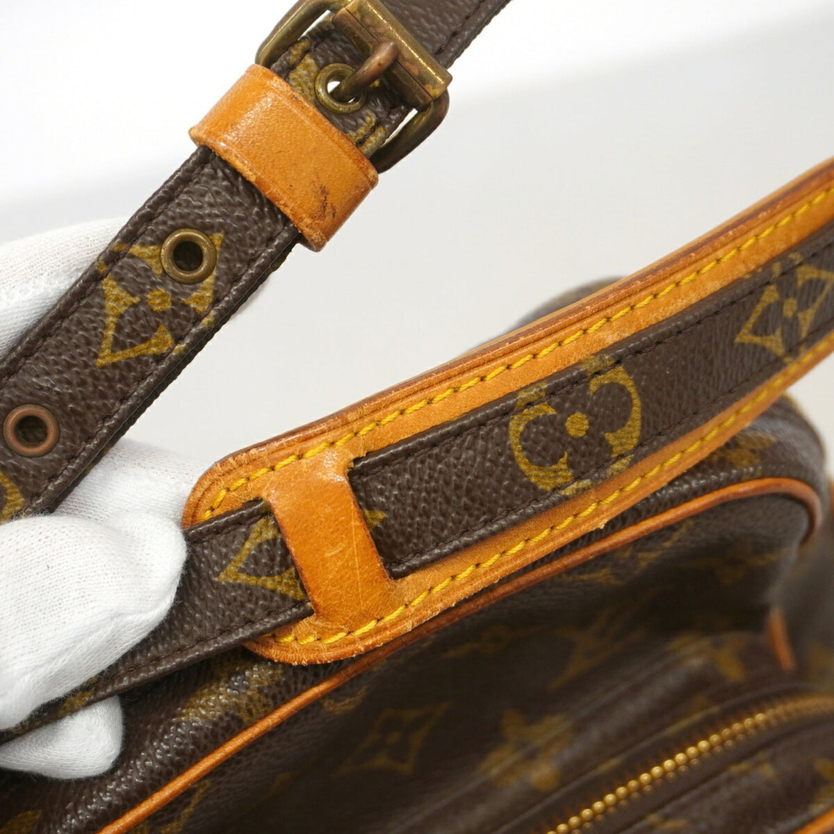 Louis Vuitton Brown Shoulder Bag (Pre-Owned)
