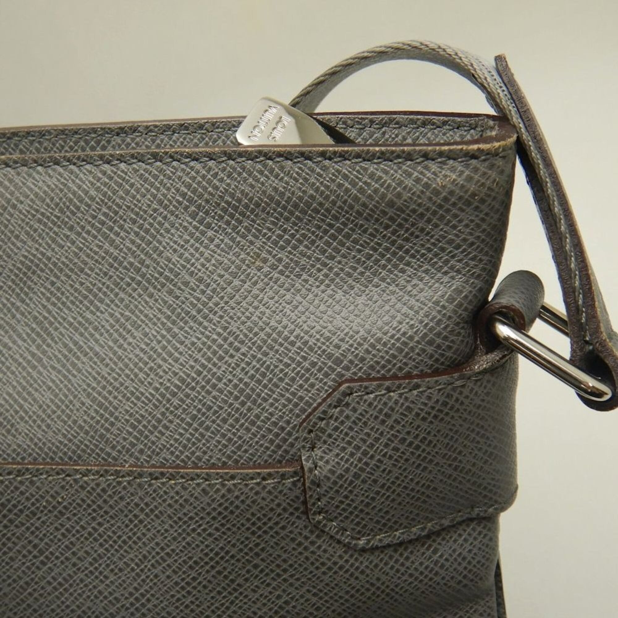 Louis Vuitton Taiga Glacier Taiga Leather Shoulder Bag (Pre-Owned)
