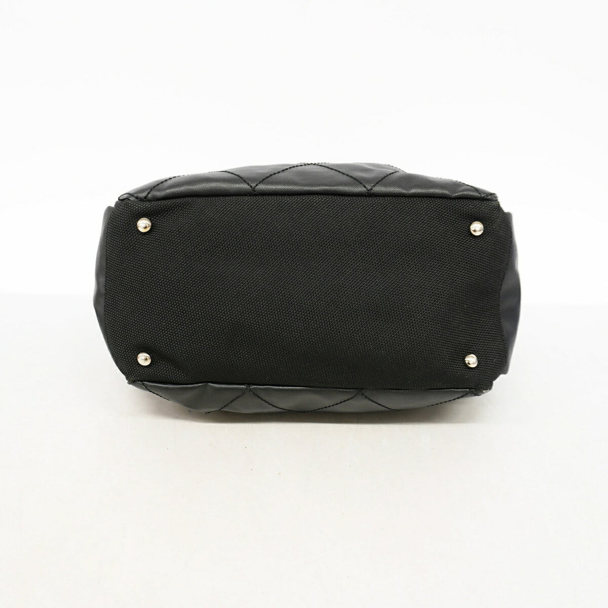 Chanel Black Leather Shoulder Bag (Pre-Owned)