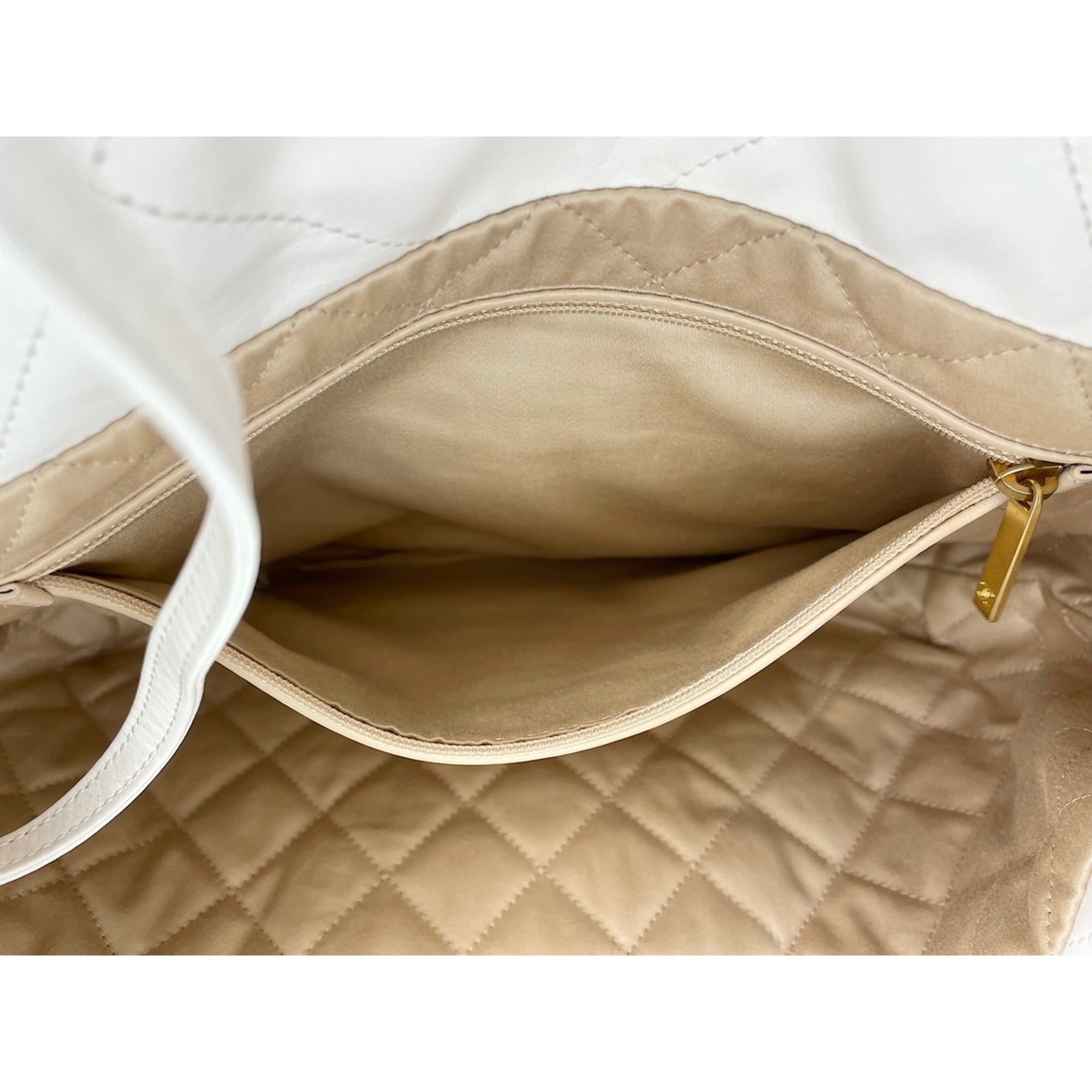 Chanel White Shoulder Bag (Pre-Owned)
