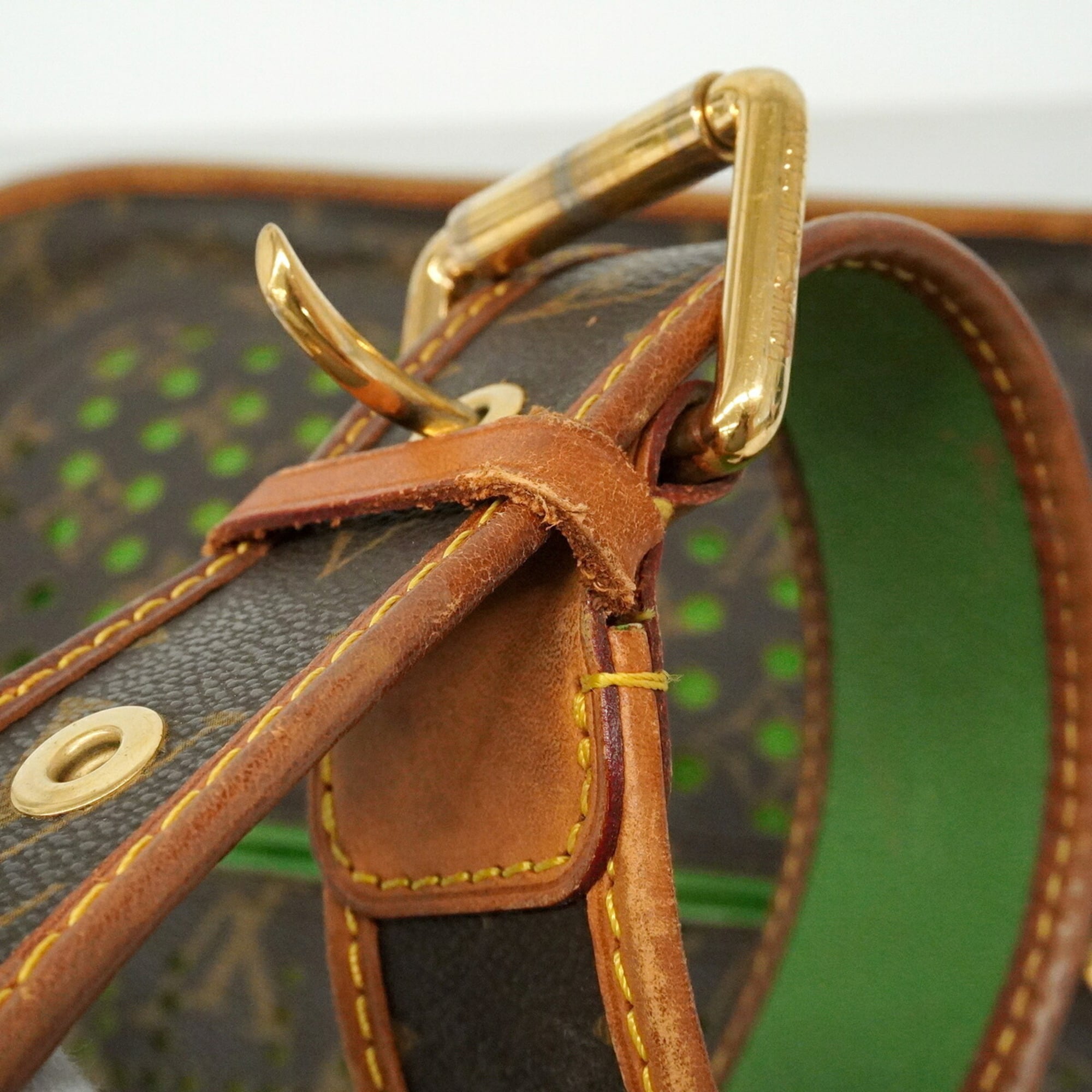 Louis Vuitton Vert Shoulder Bag (Pre-Owned)