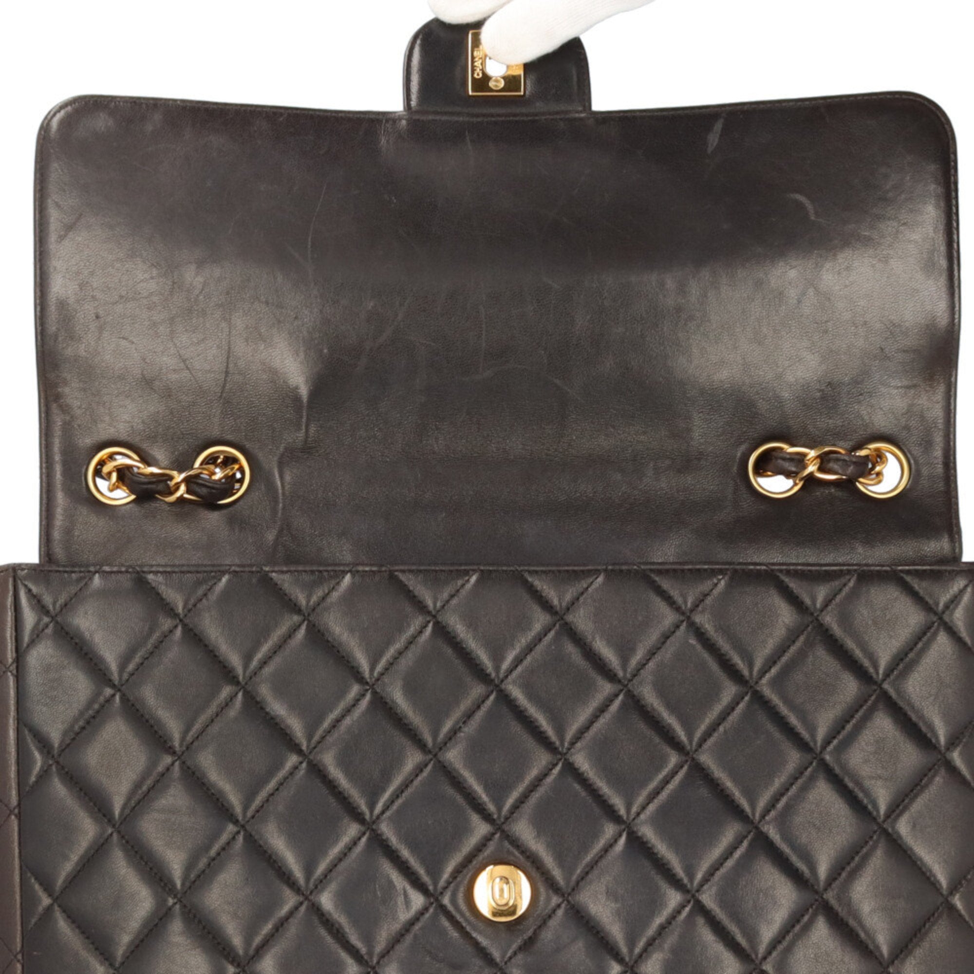 Chanel Black Leather Shoulder Bag (Pre-Owned)