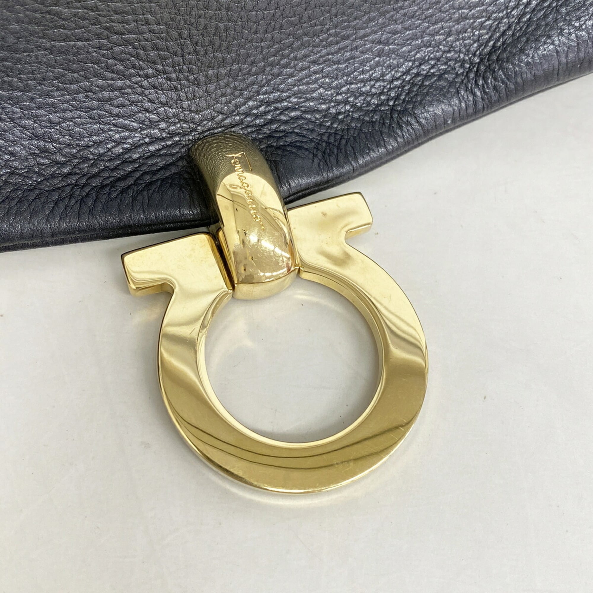 Salvatore Ferragamo Black Leather Shoulder Bag (Pre-Owned)