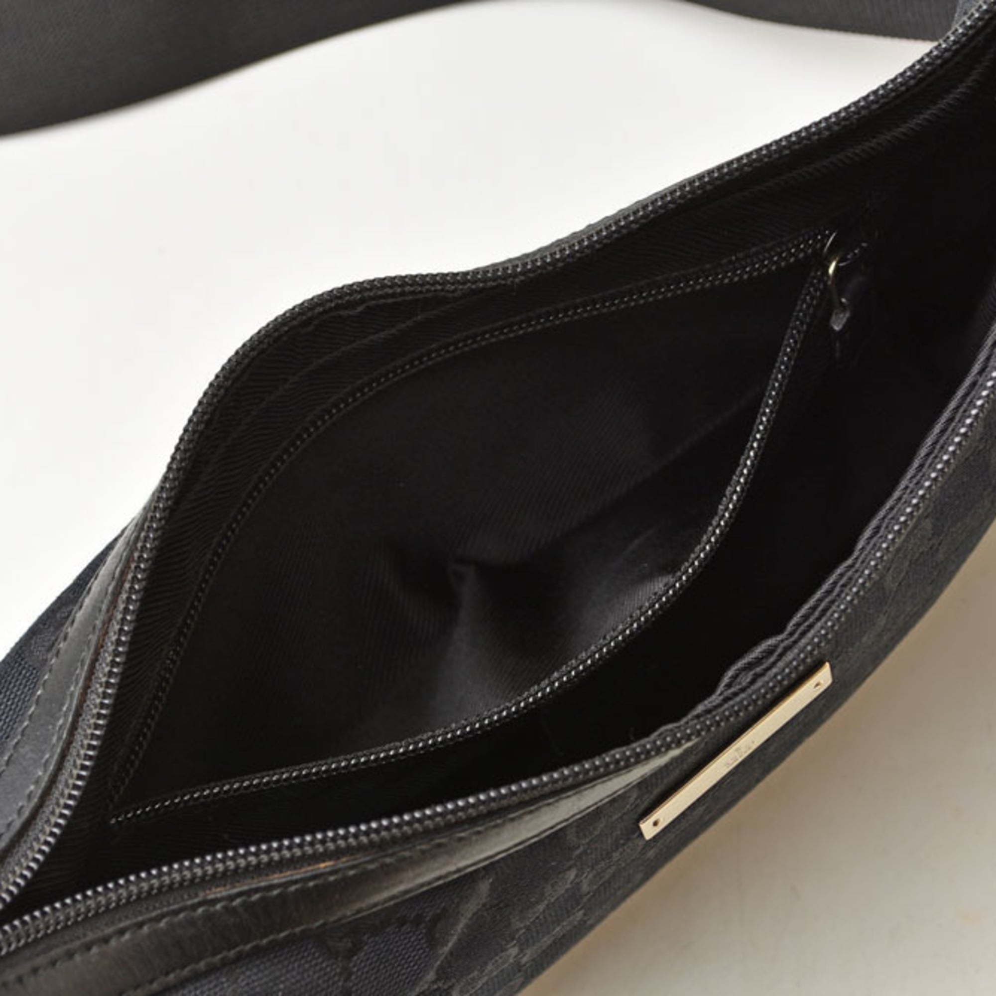 Gucci Black Gg Canvas Shoulder Bag (Pre-Owned)