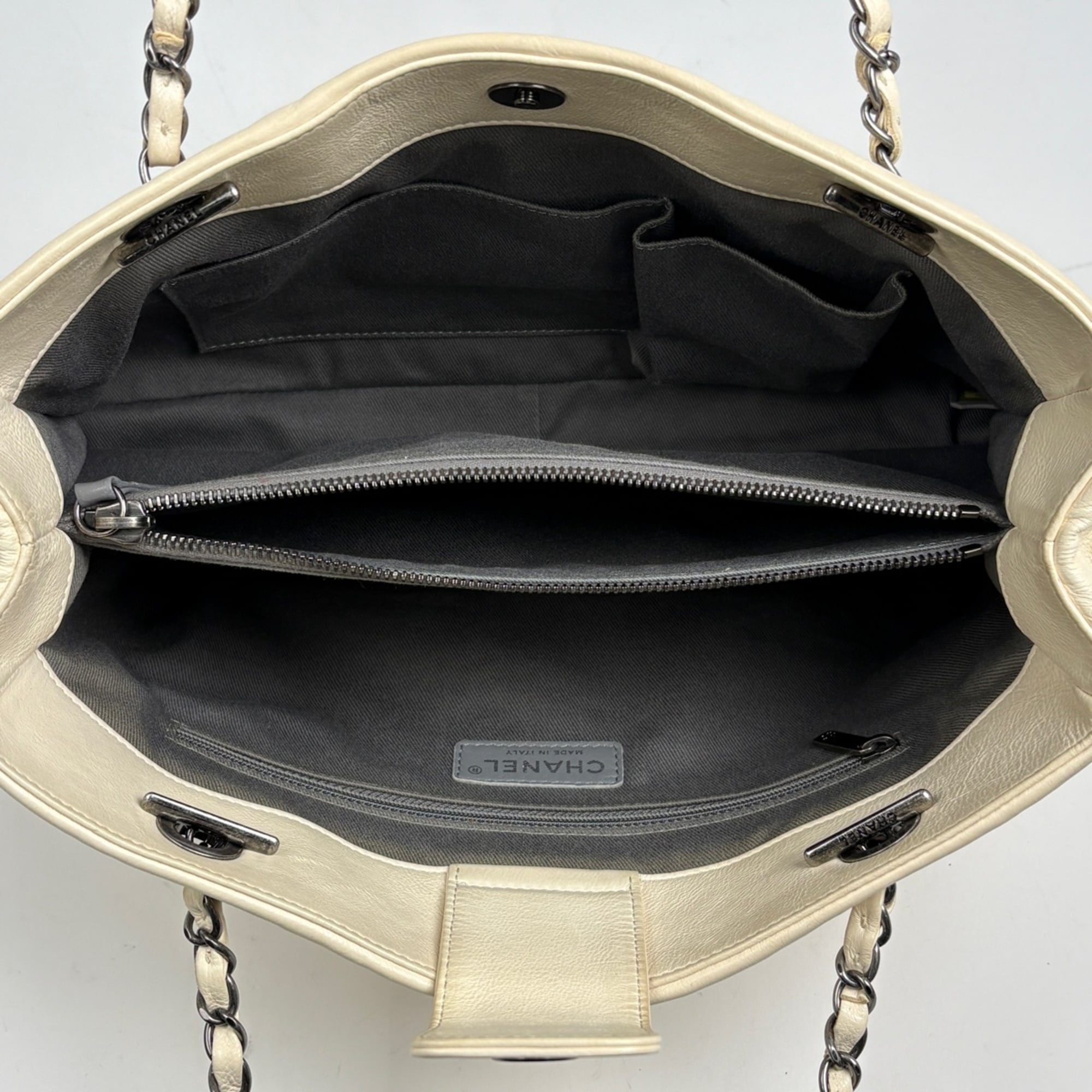 Chanel Wild Stitch White Leather Tote Bag (Pre-Owned)