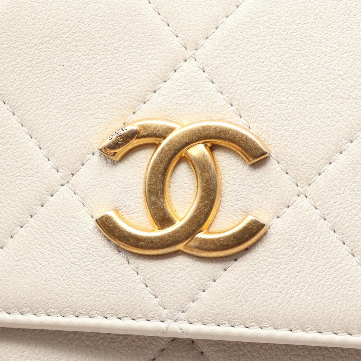 Chanel White Leather Handbag Shoulder Bag (Pre-Owned)
