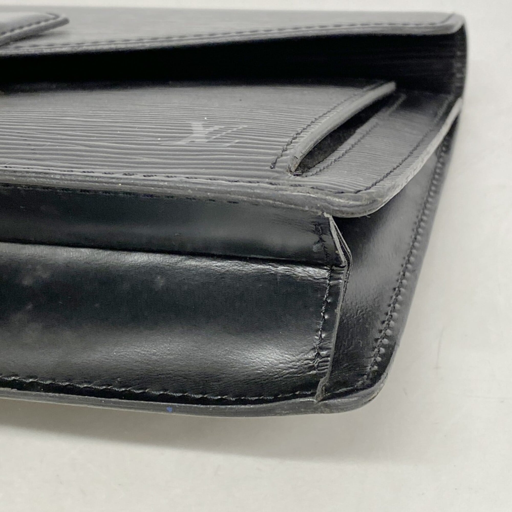 Louis Vuitton Noir Clutch Bag (Pre-Owned)
