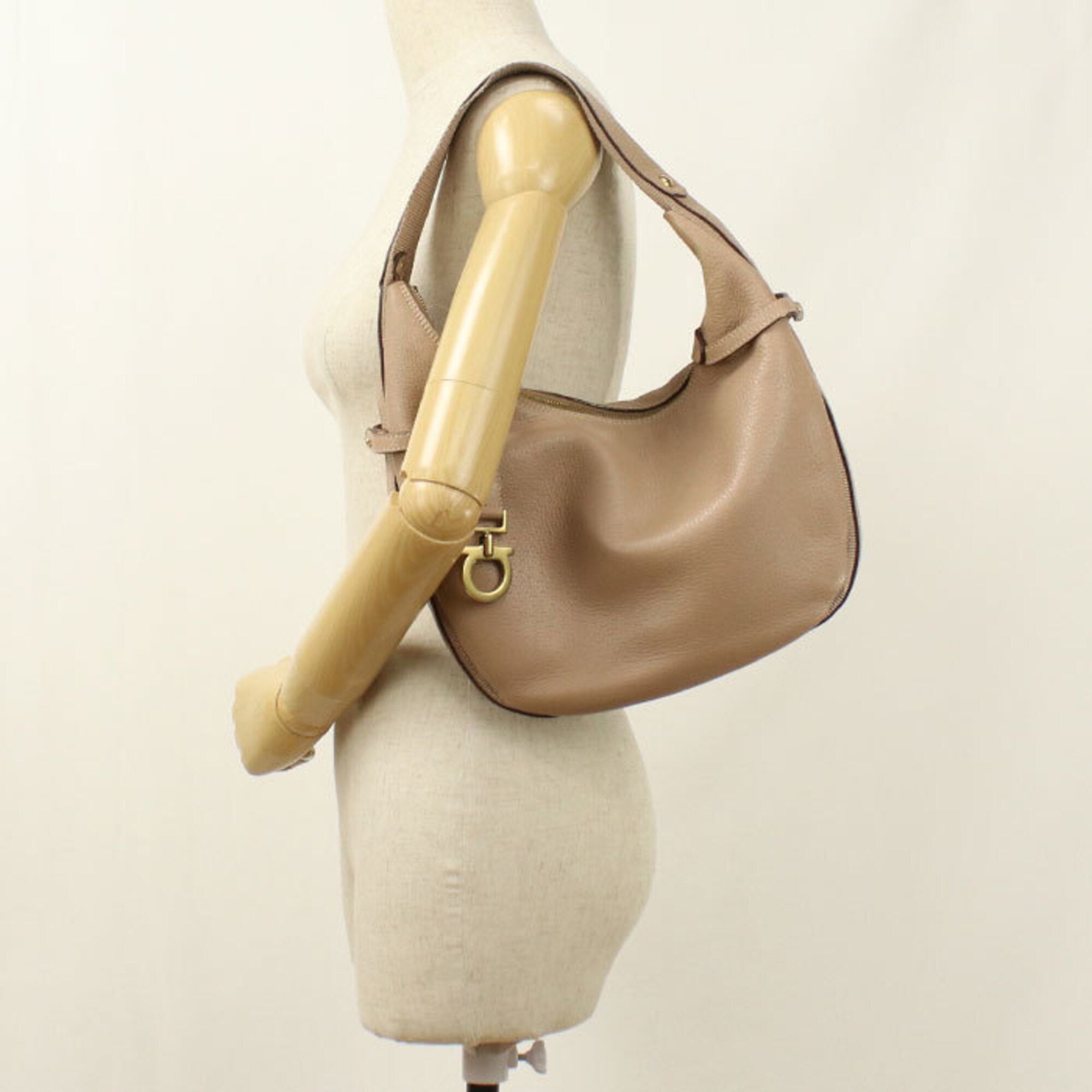 Salvatore Ferragamo Beige Leather Shoulder Bag (Pre-Owned)