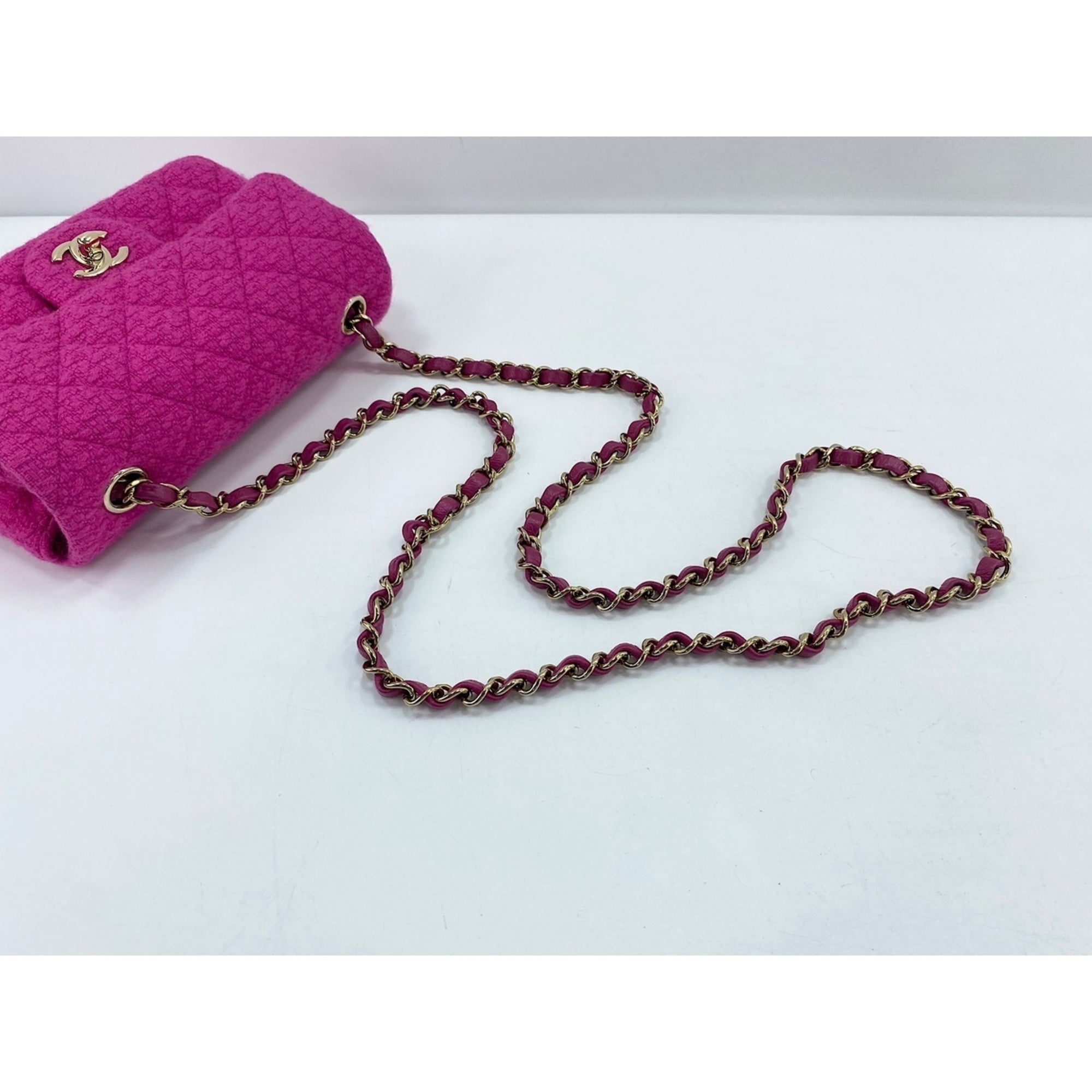 Chanel Pink Shoulder Bag (Pre-Owned)
