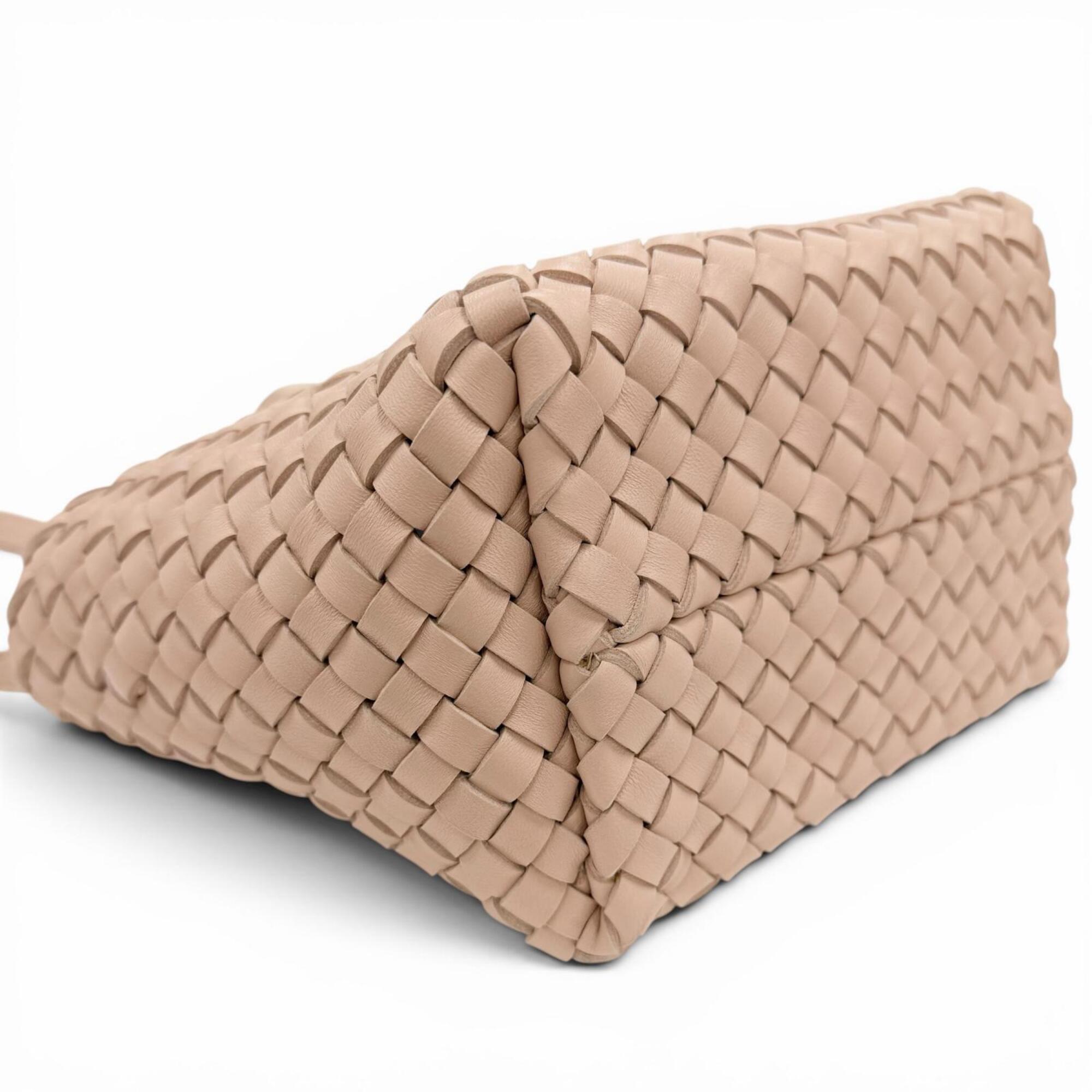 Bottega Veneta Pink Leather Pouch Shoulder Bag (Pre-Owned)