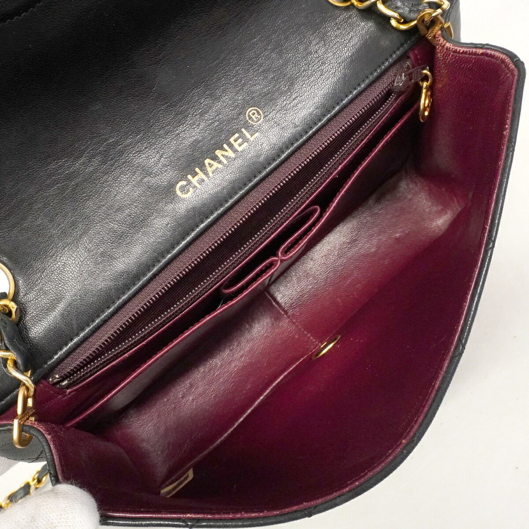 Chanel Black Leather Shoulder Bag (Pre-Owned)