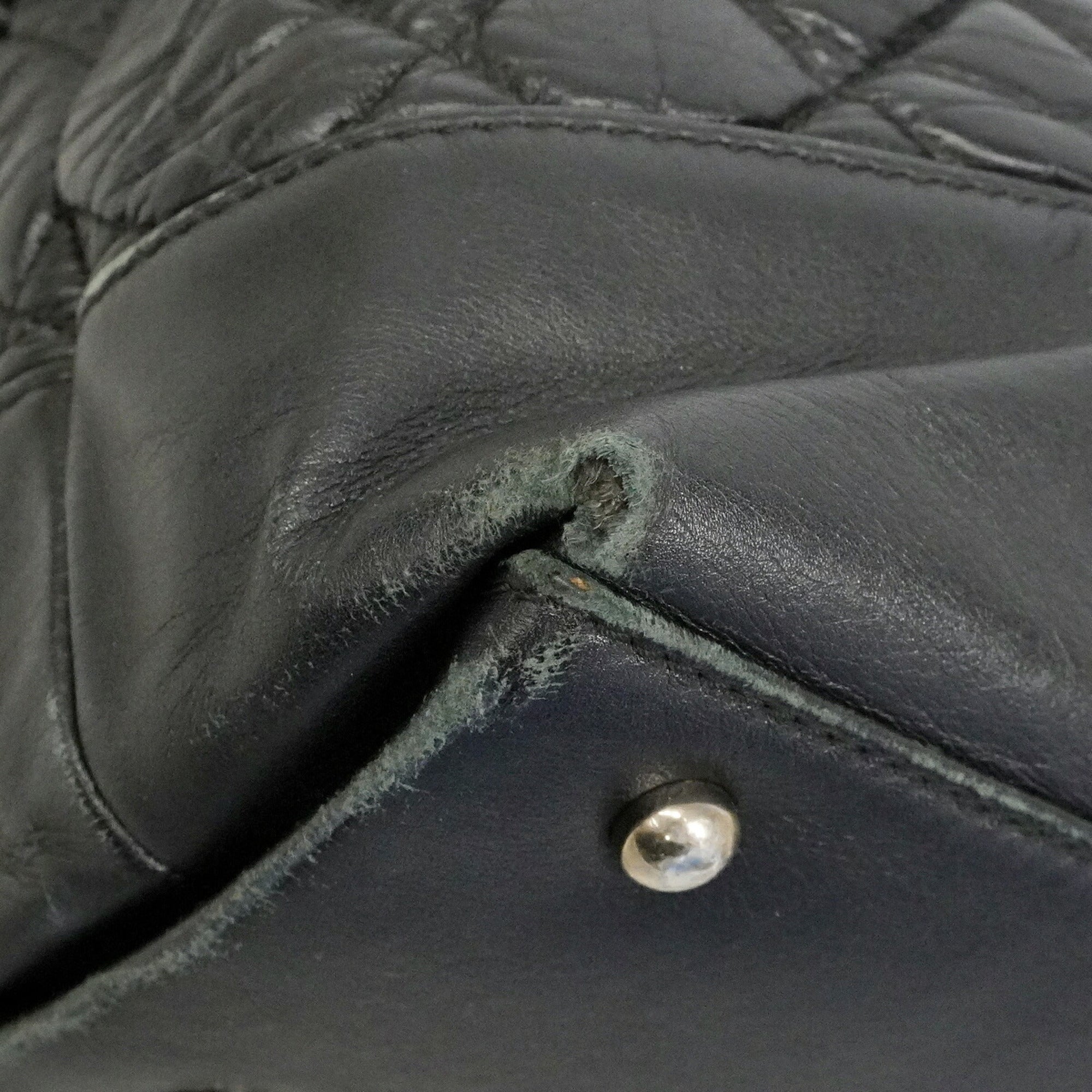 Chanel Black Leather Handbag (Pre-Owned)
