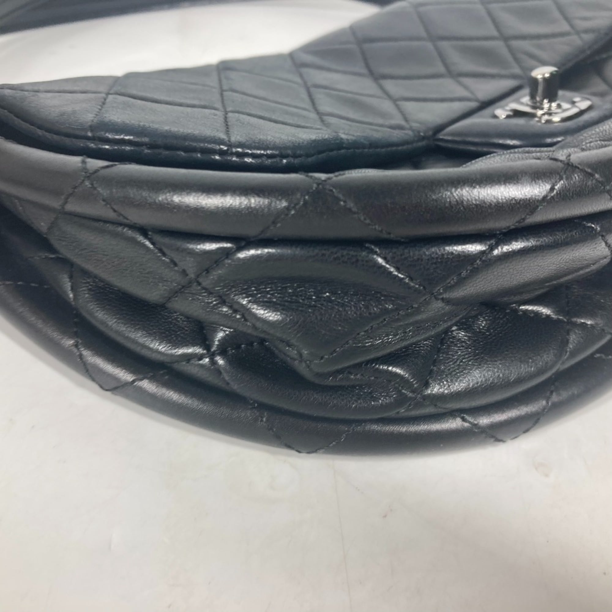 Chanel Black Leather Handbag (Pre-Owned)