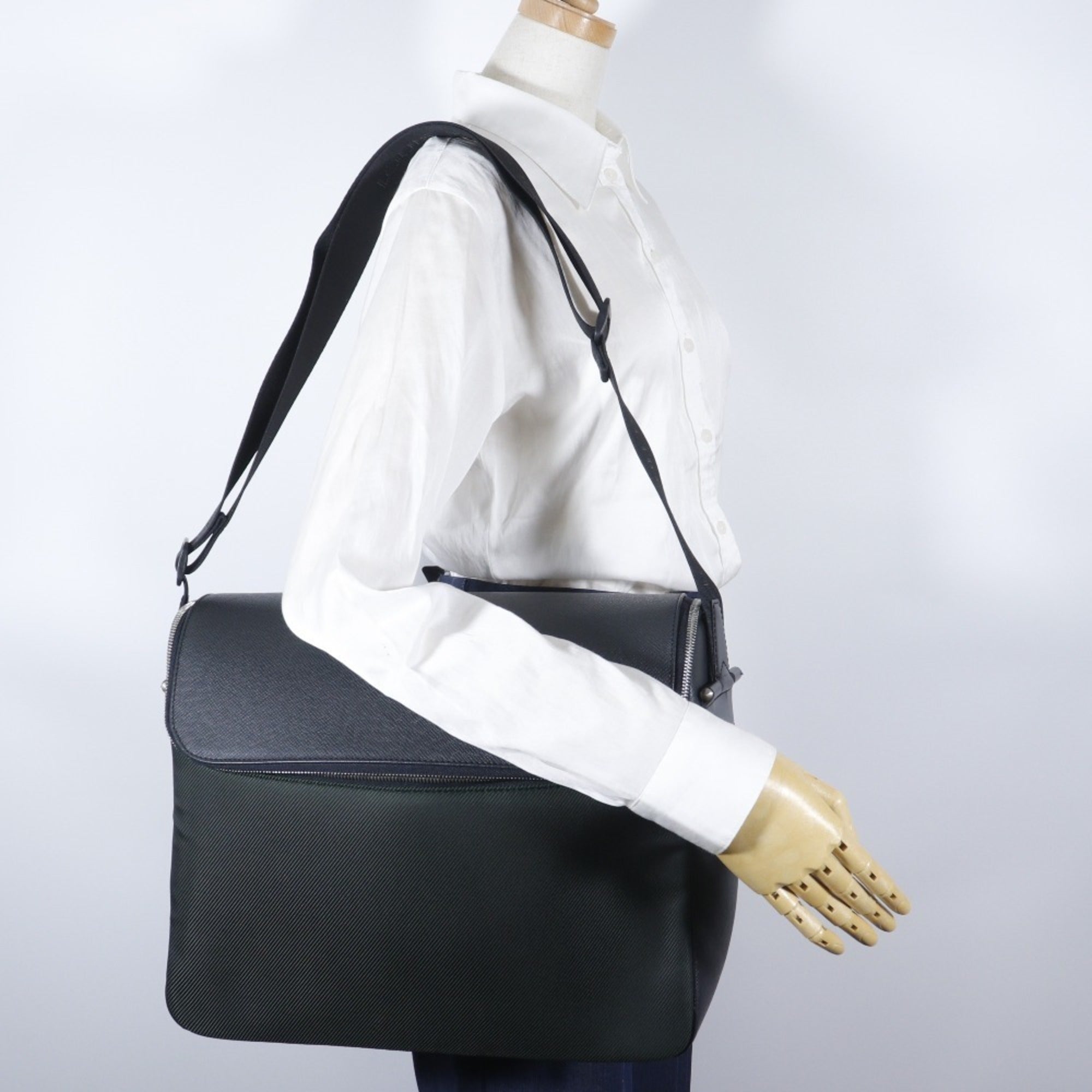 Louis Vuitton Ardoise Black Taiga Leather Nylon Canvas Shoulder Bag (Pre-Owned)