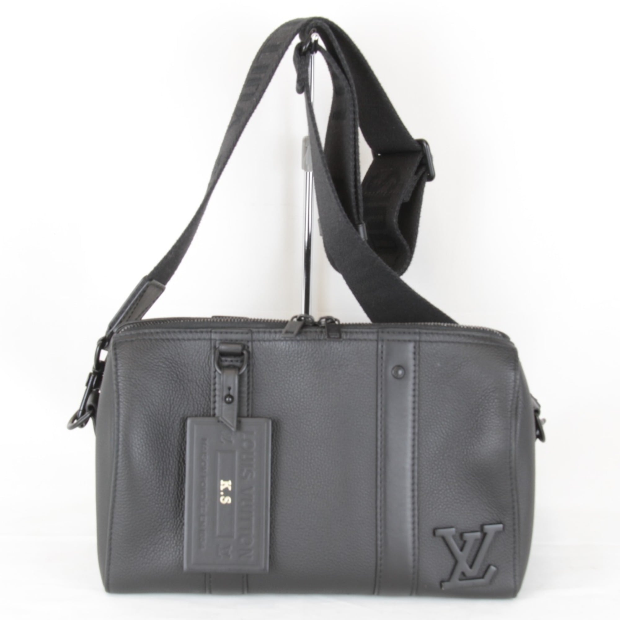 Louis Vuitton Black Leather Shoulder Bag (Pre-Owned)