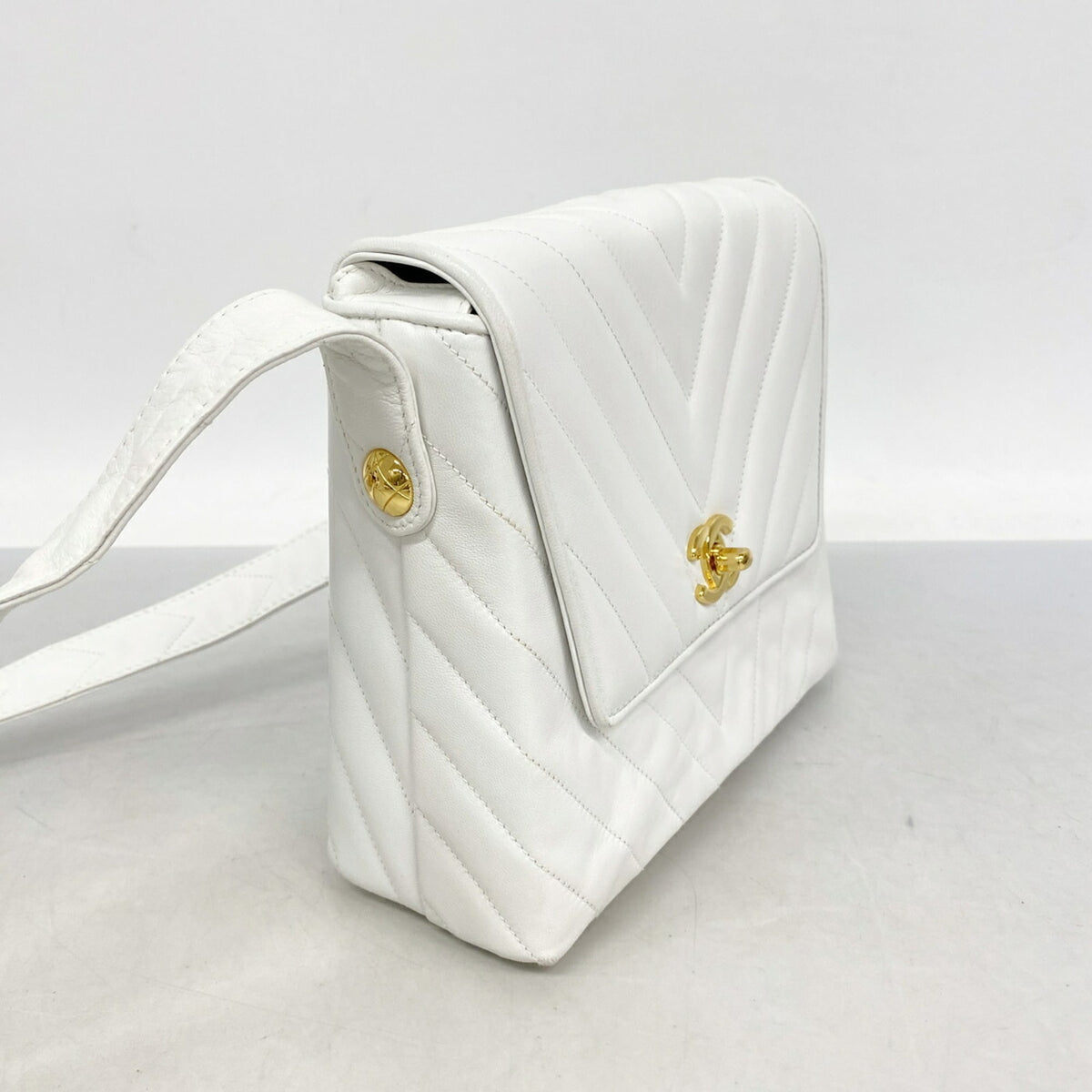 Chanel White Leather Shoulder Bag (Pre-Owned)