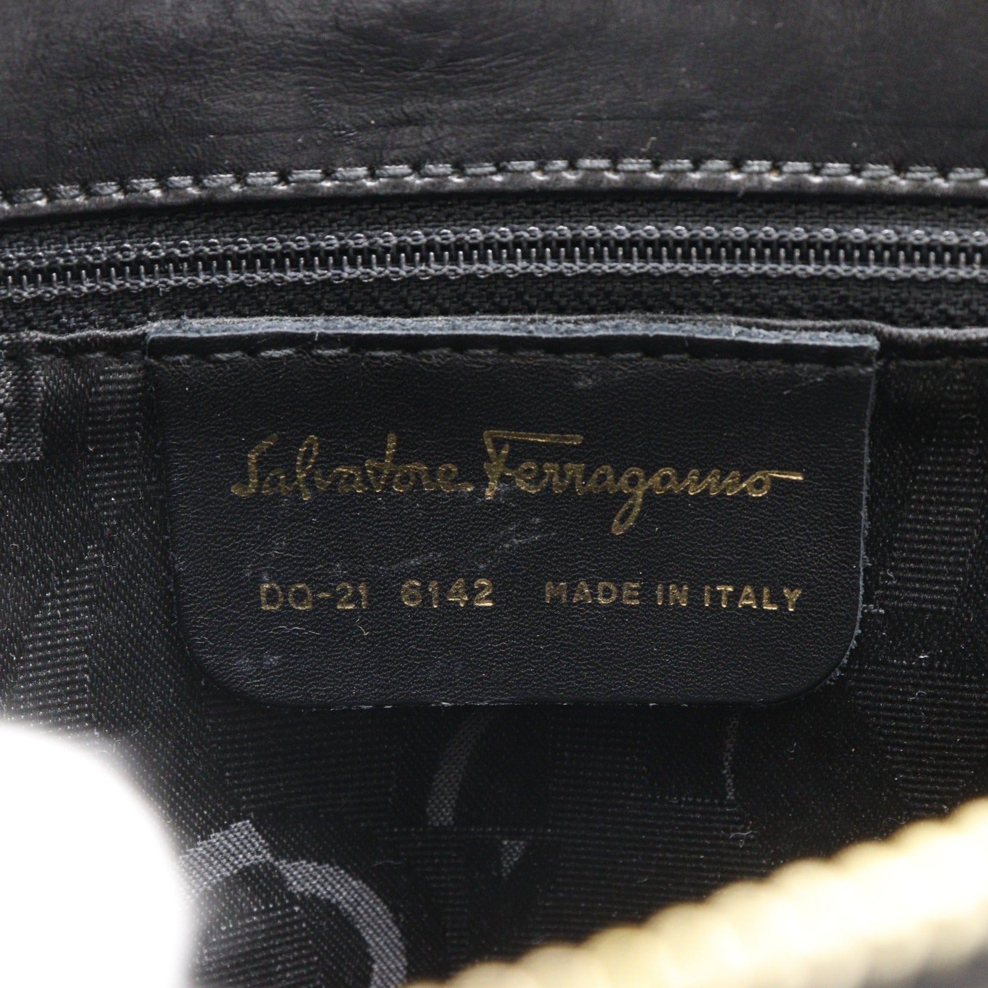 Salvatore Ferragamo Black Leather Shoulder Bag (Pre-Owned)