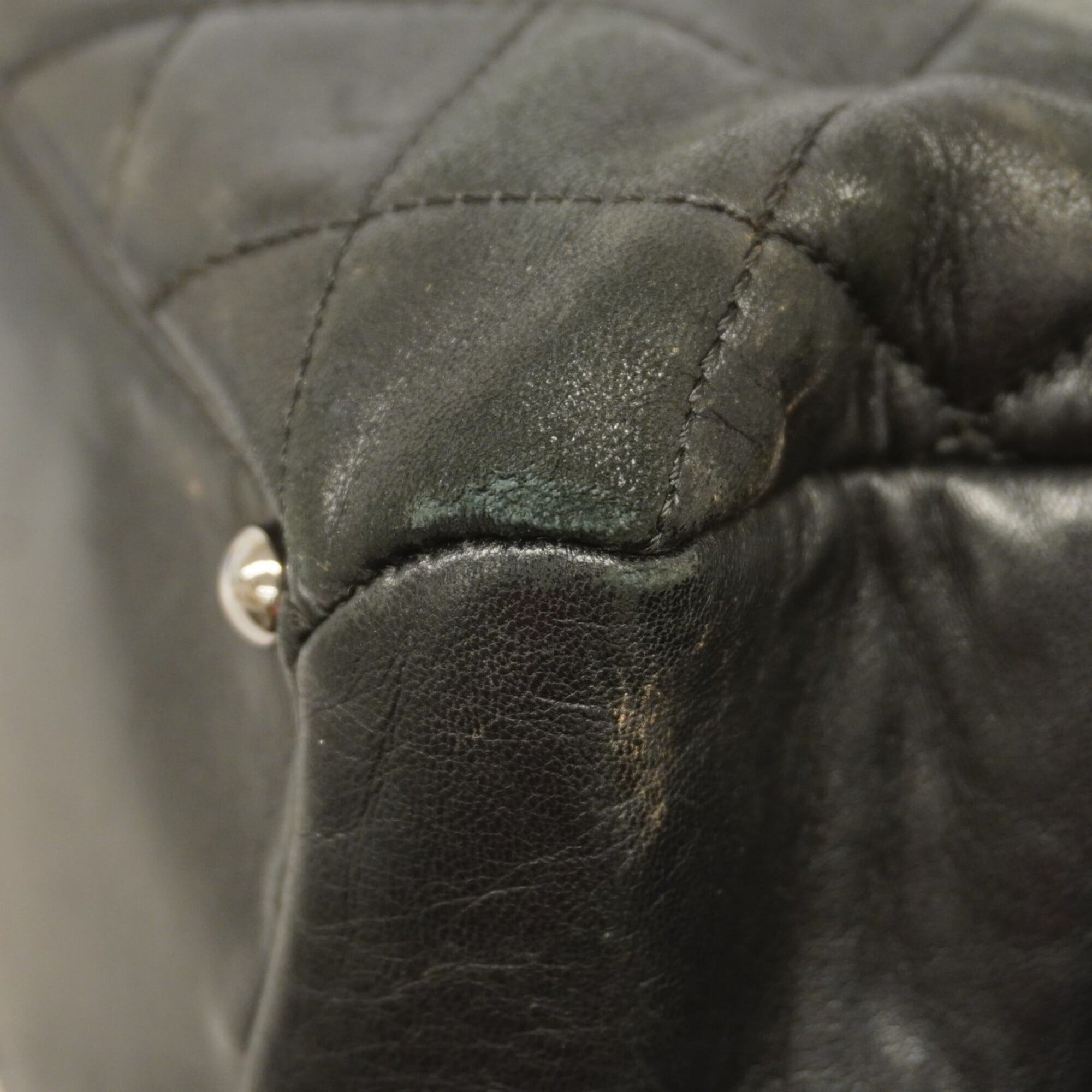 Chanel Black Leather Handbag (Pre-Owned)