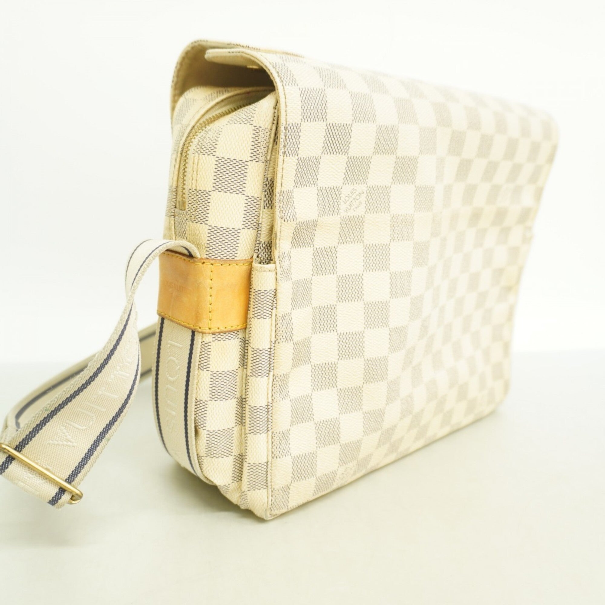 Louis Vuitton White Shoulder Bag (Pre-Owned)