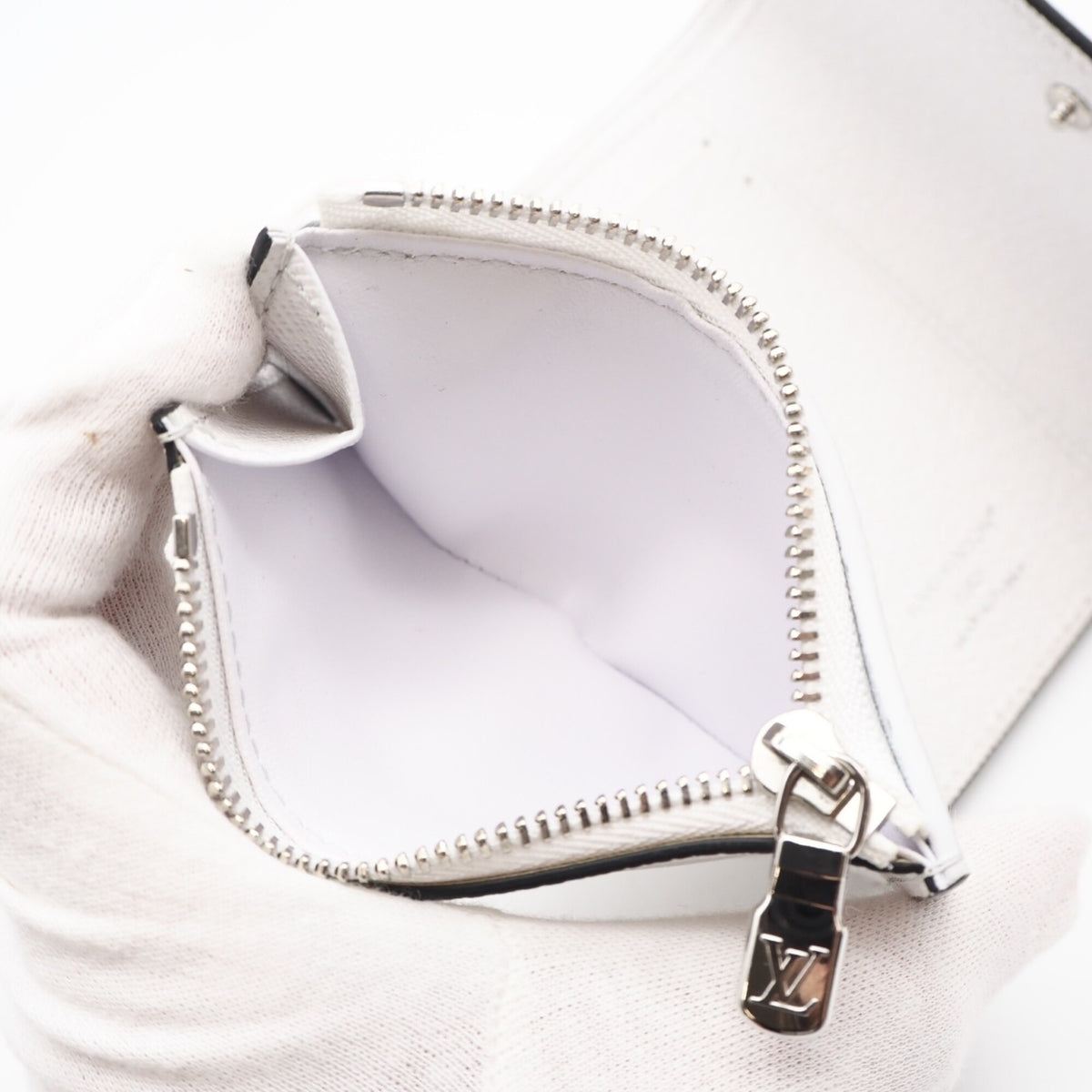 Louis Vuitton Taigarama Gray White Coated Canvas Leather Wallet (Tri-Fold) (Pre-Owned)