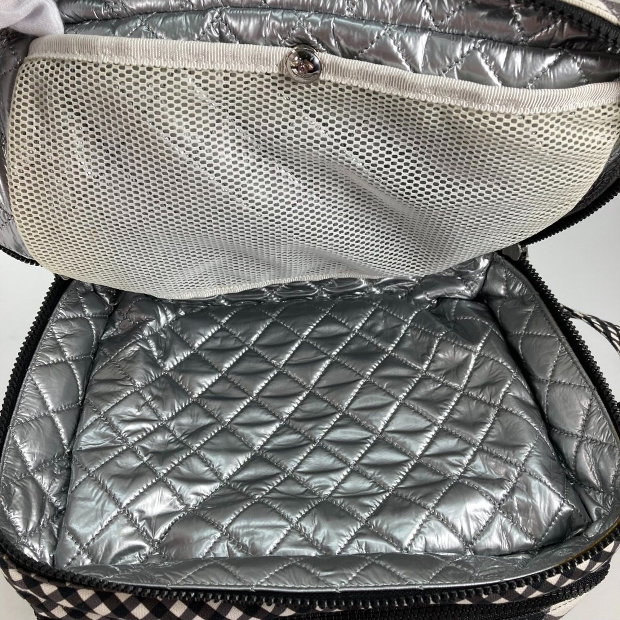 Chanel White Cloth Shoulder Bag (Pre-Owned)