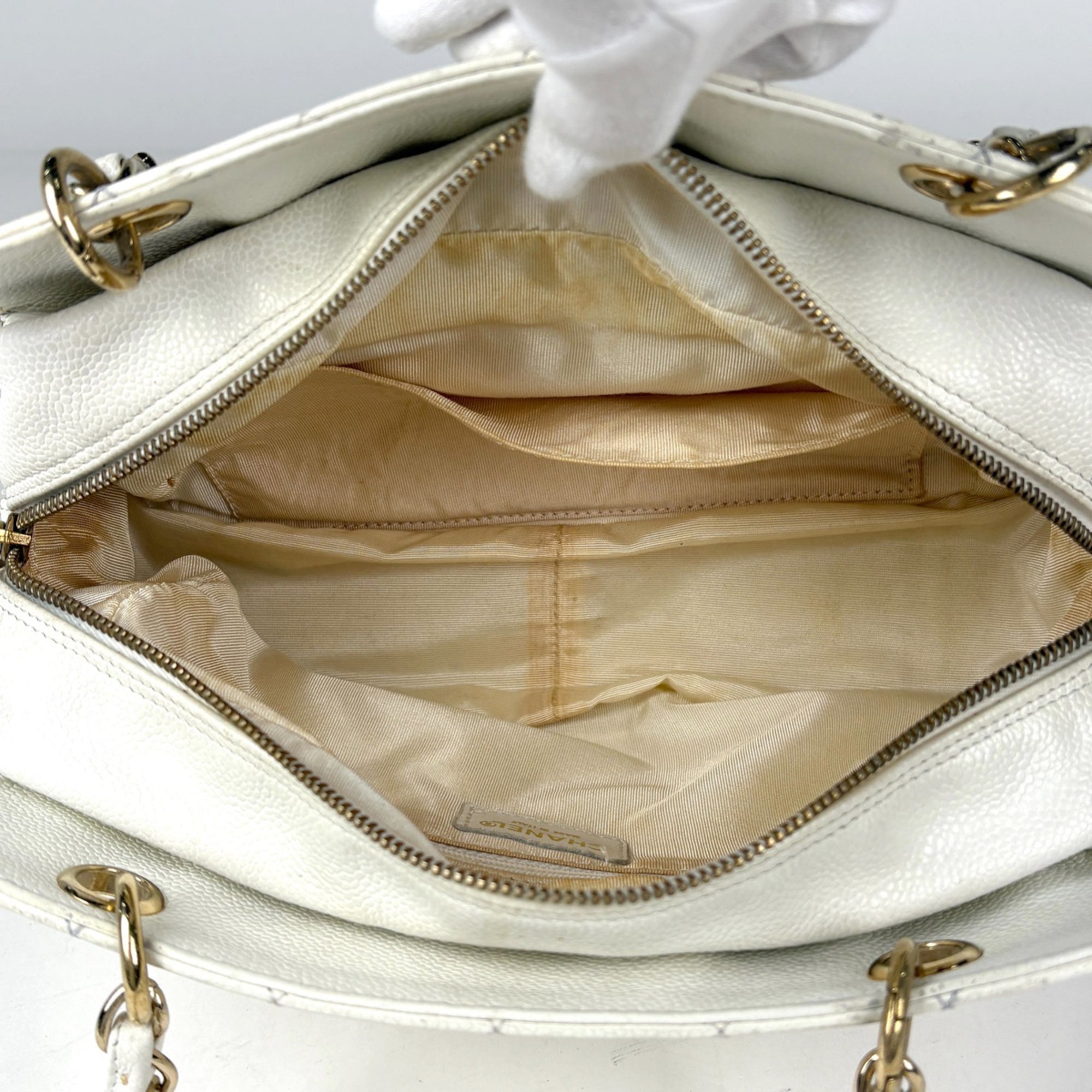 Chanel Matelasse White Grained Calfskin Shoulder Bag Tote Bag (Pre-Owned)