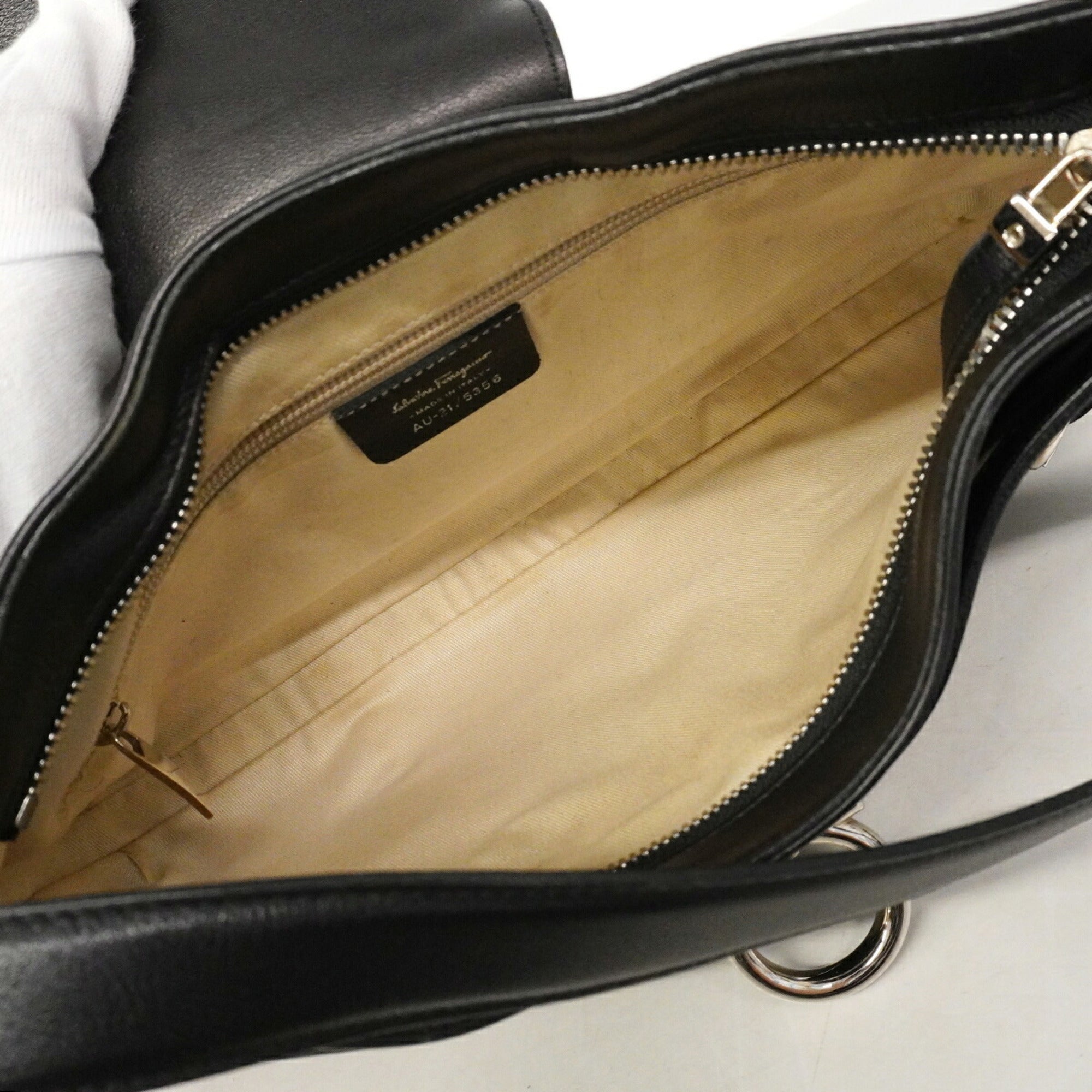 Salvatore Ferragamo Black Leather Shoulder Bag (Pre-Owned)