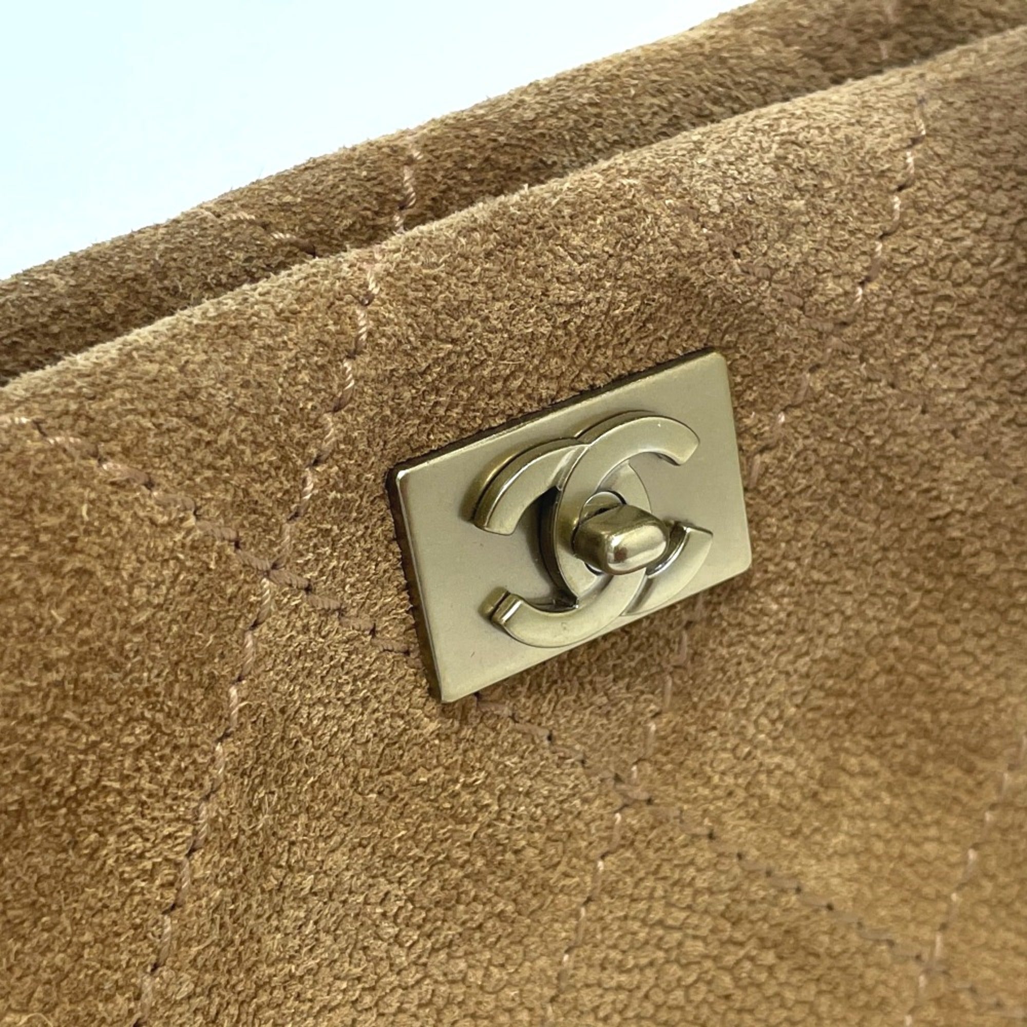 Chanel Brown Leather Shoulder Bag (Pre-Owned)