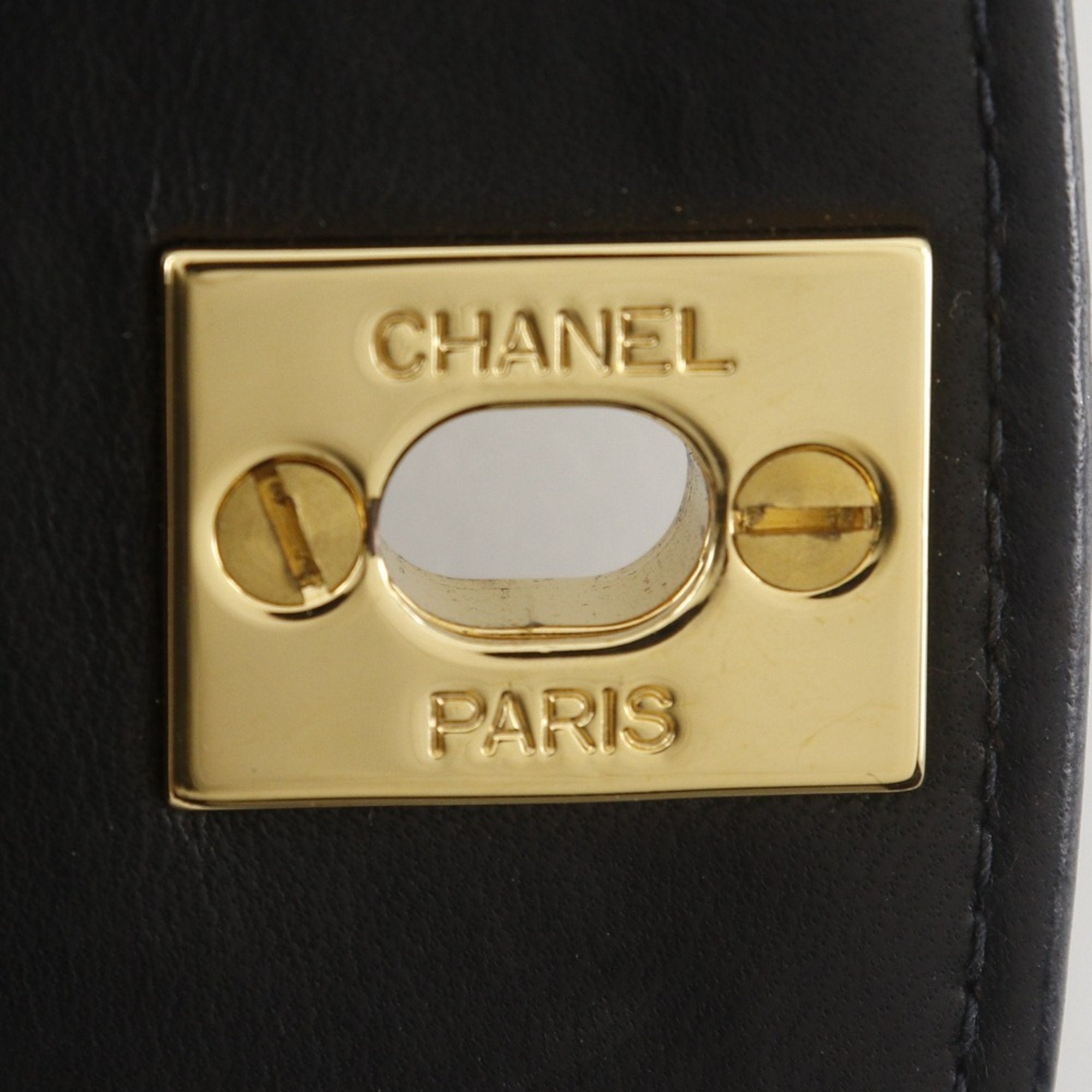 Chanel Matelasse Black Leather Shoulder Bag (Pre-Owned)