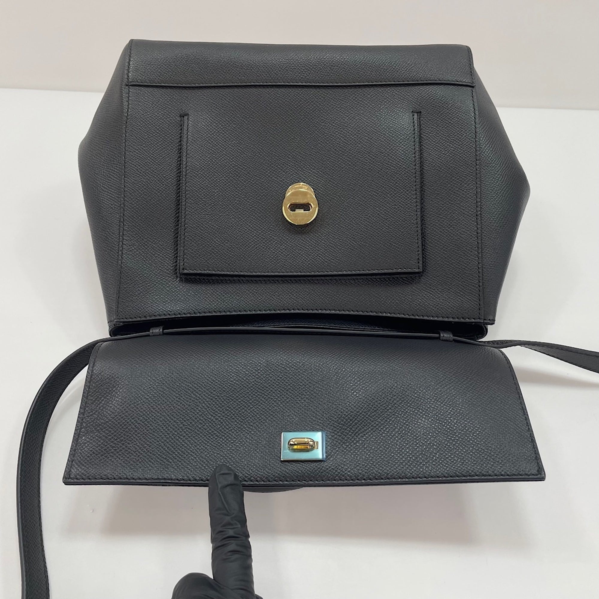 Salvatore Ferragamo Black Handbag (Pre-Owned)