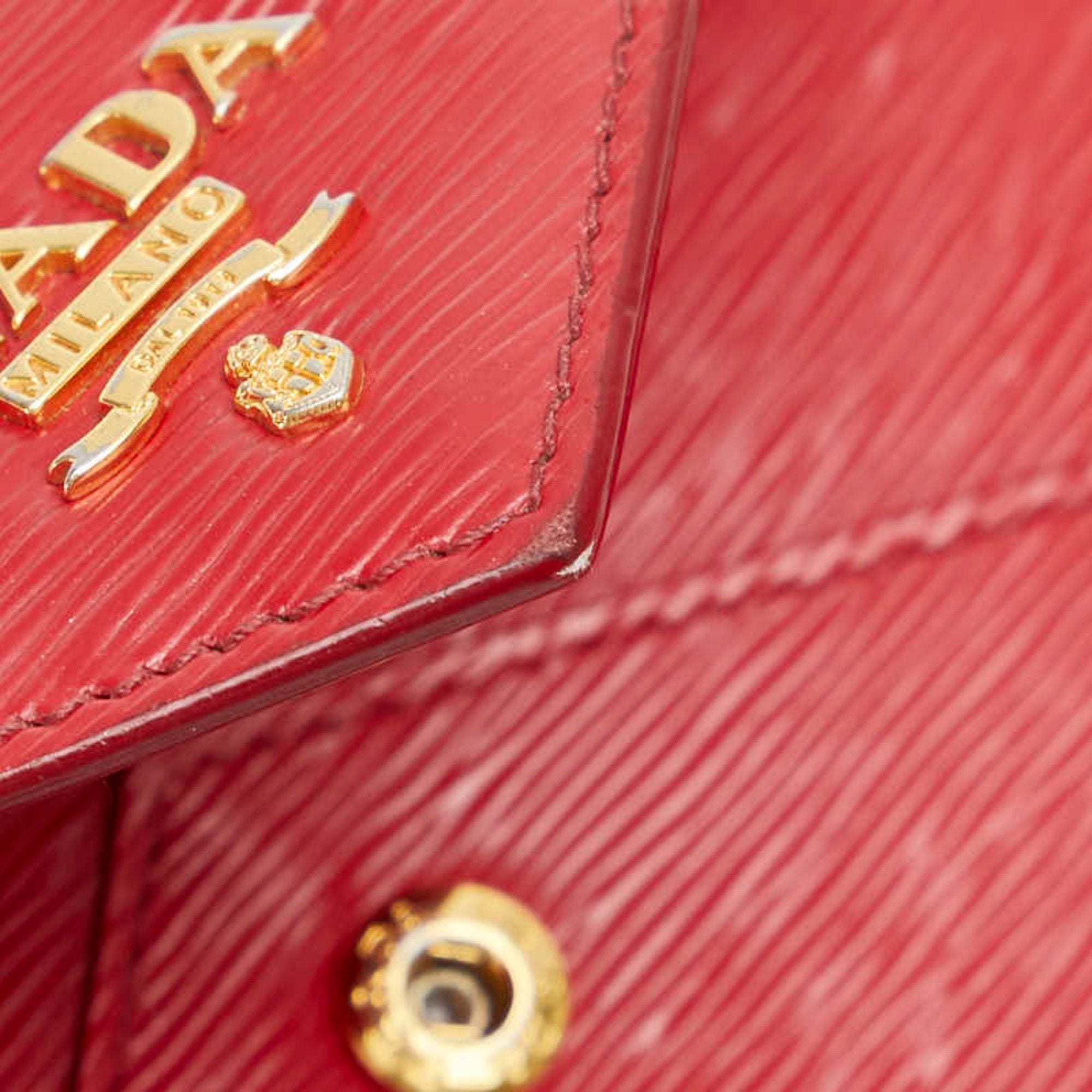 Prada Red Color Leather Long Wallet (Bi-Fold) (Pre-Owned)