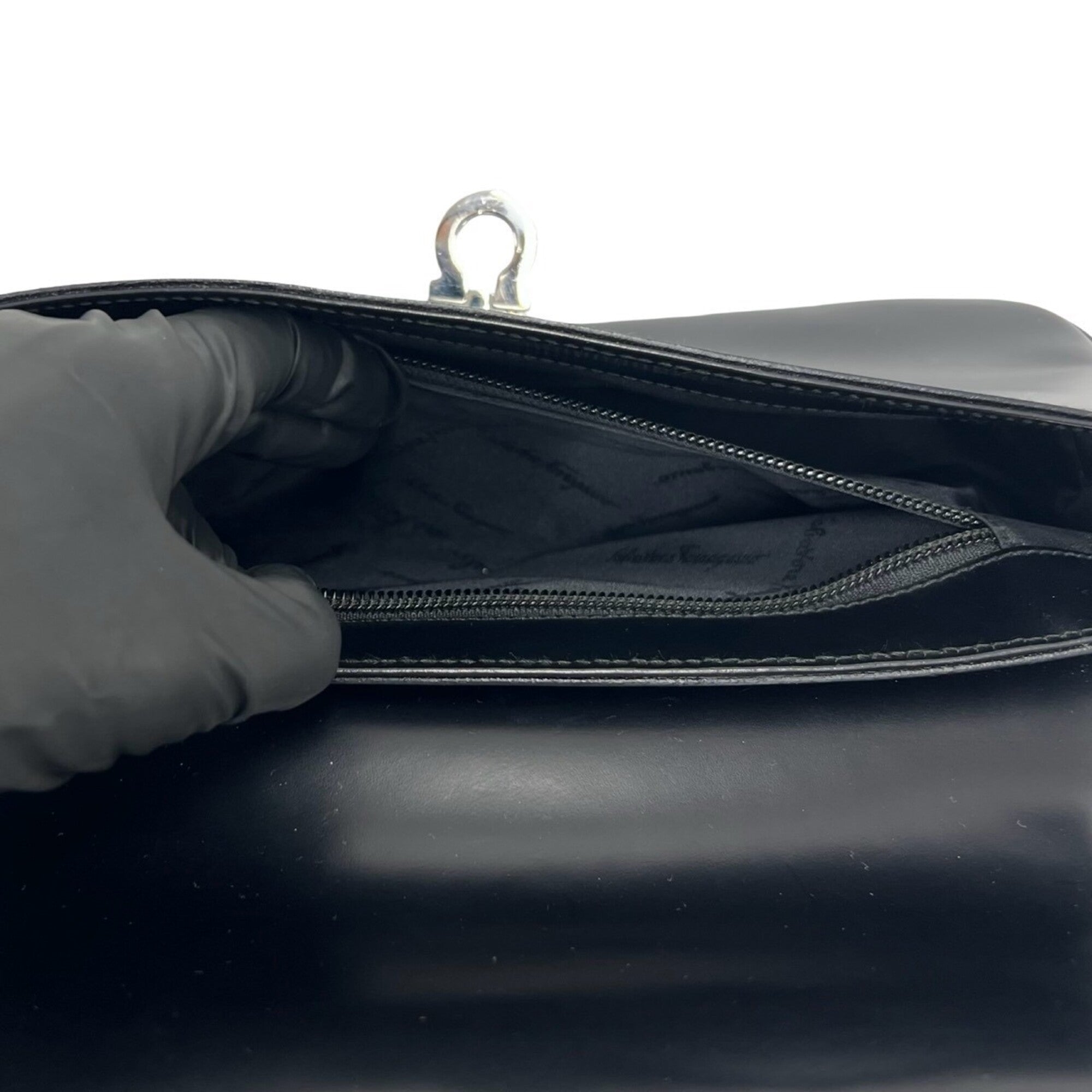 Salvatore Ferragamo Black Leather Shoulder Bag (Pre-Owned)