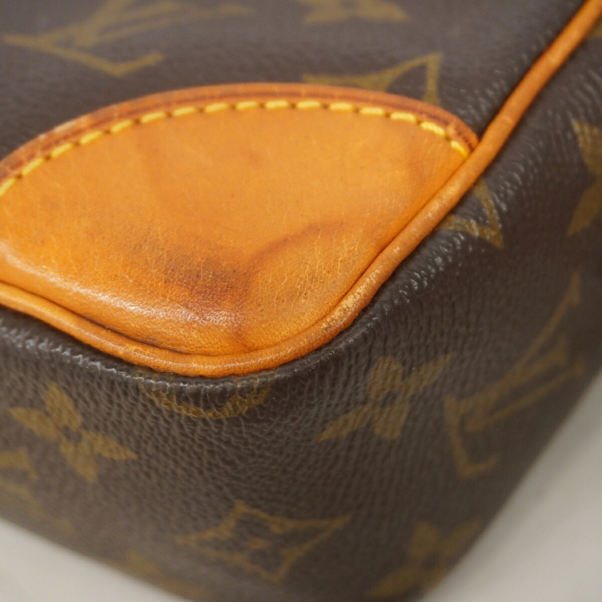 Louis Vuitton Brown Shoulder Bag (Pre-Owned)