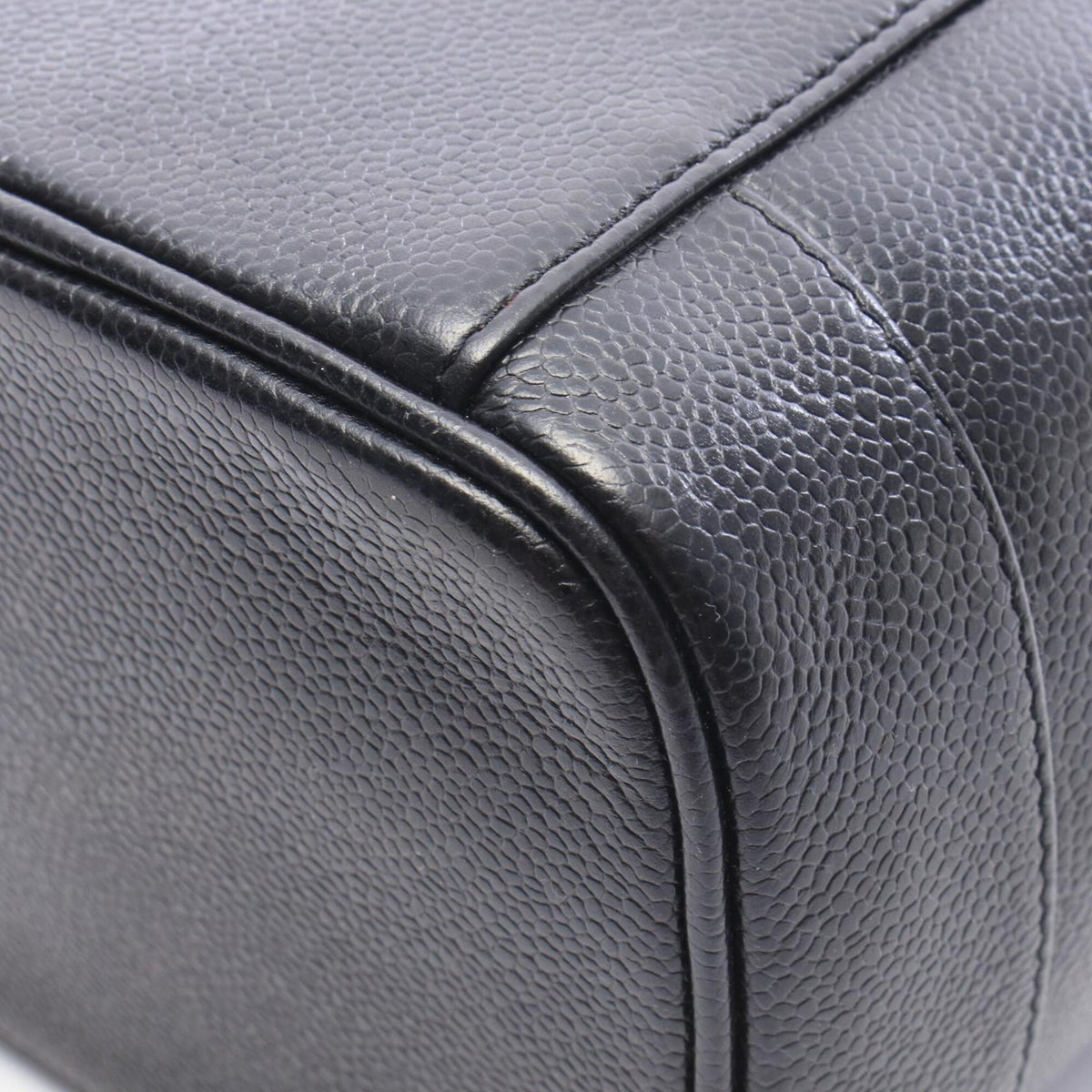 Chanel Black Grained Calfskin Handbag (Pre-Owned)